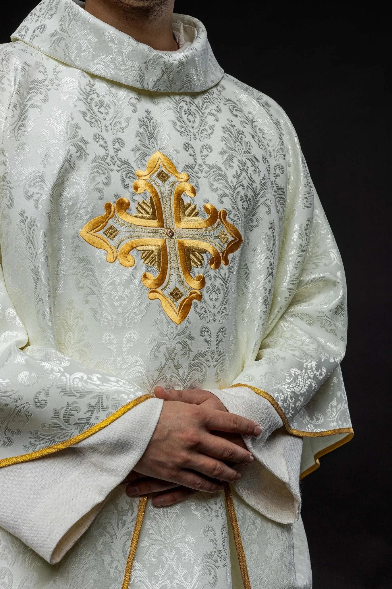 Ecru chasuble with cross made of patterned fabric - Image 4