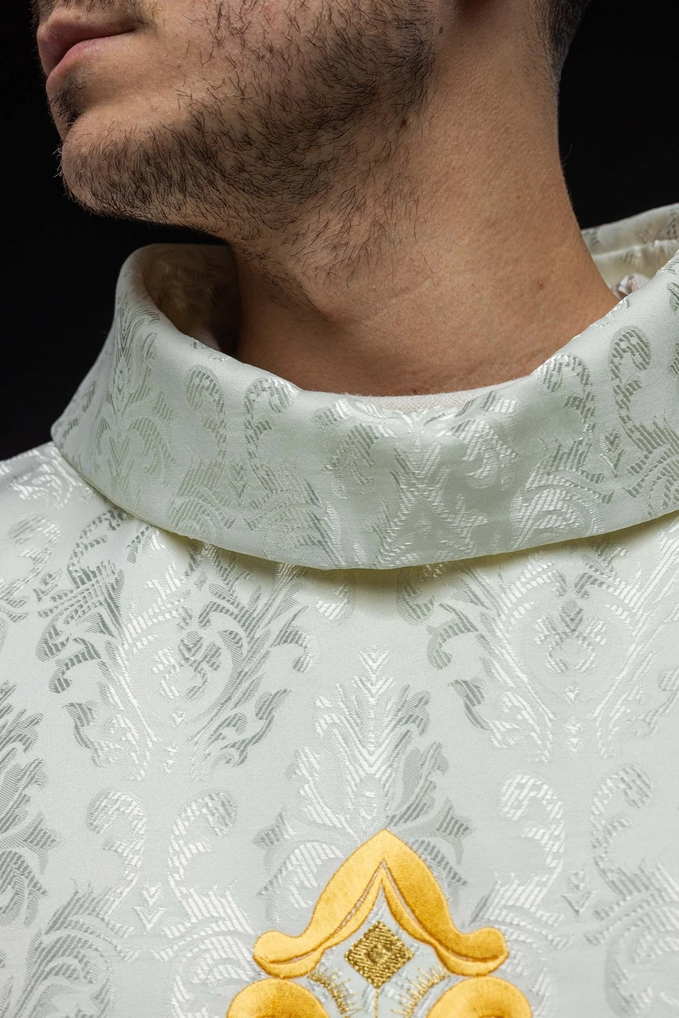 Ecru chasuble with cross made of patterned fabric - Image 5