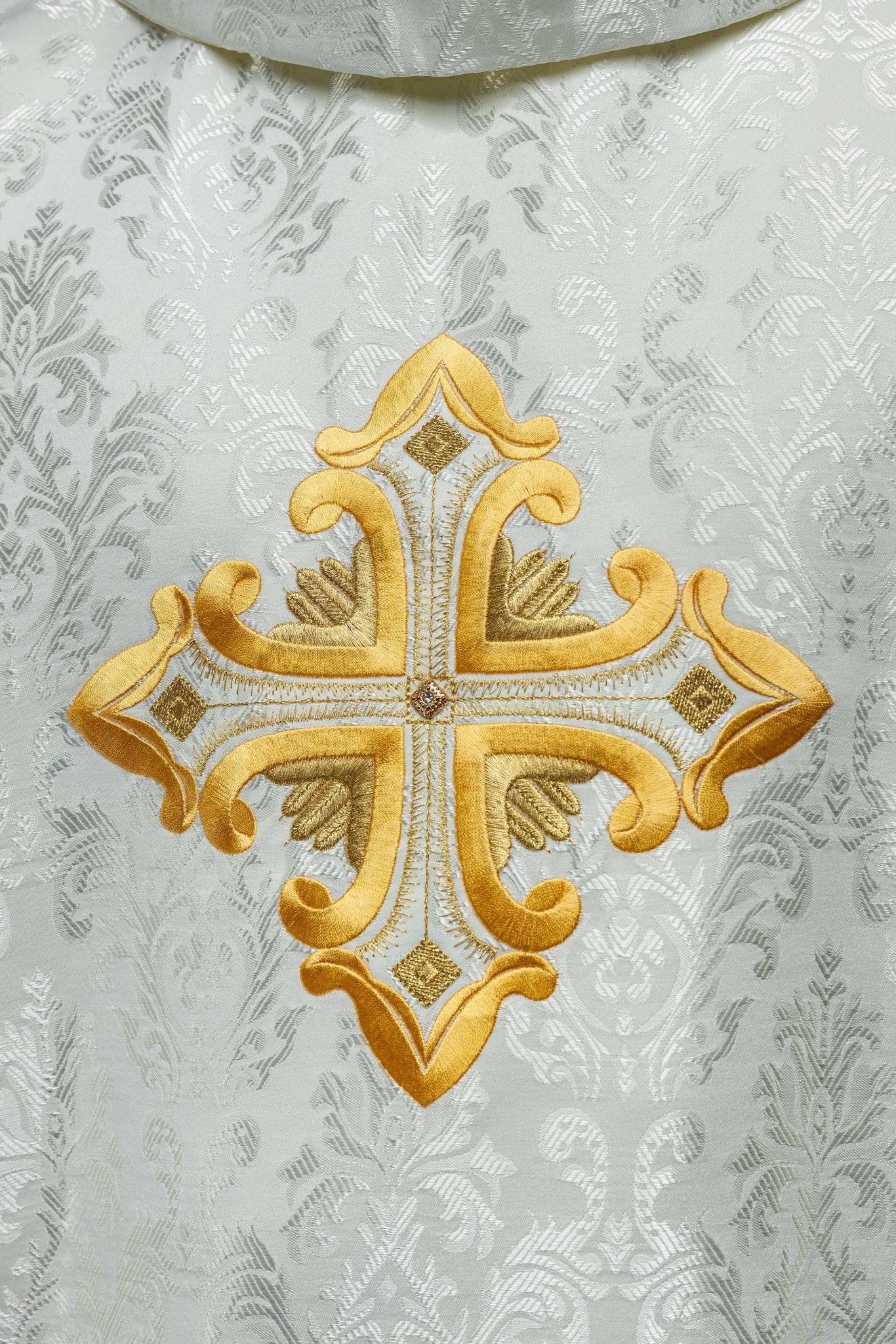 Ecru chasuble with cross made of patterned fabric - Image 7