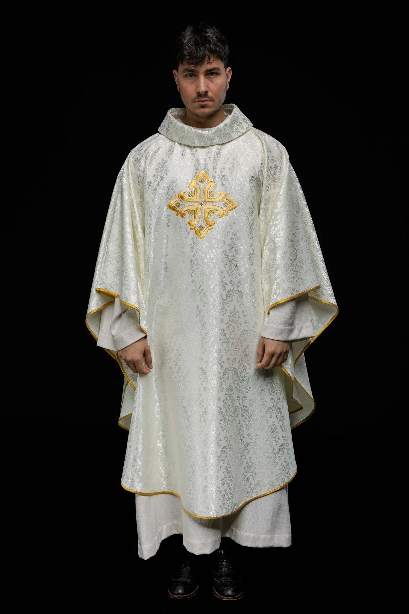 Ecru chasuble with cross made of patterned fabric - Image 9