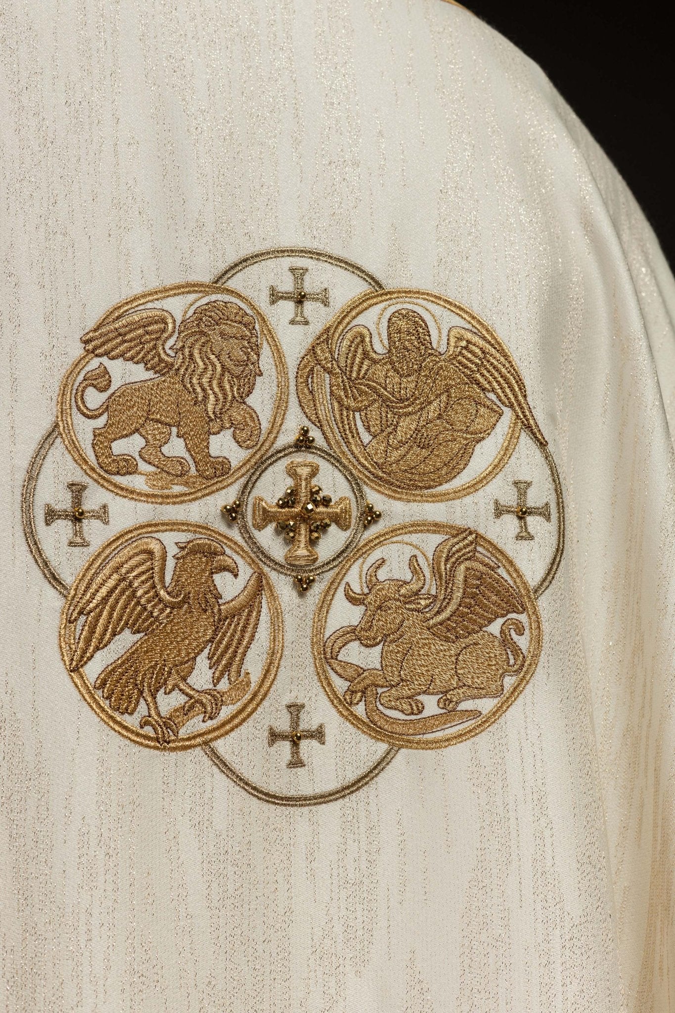 Ecru Chasuble with Embroidery of the Four Evangelists on Decorative Fabric - Image 8