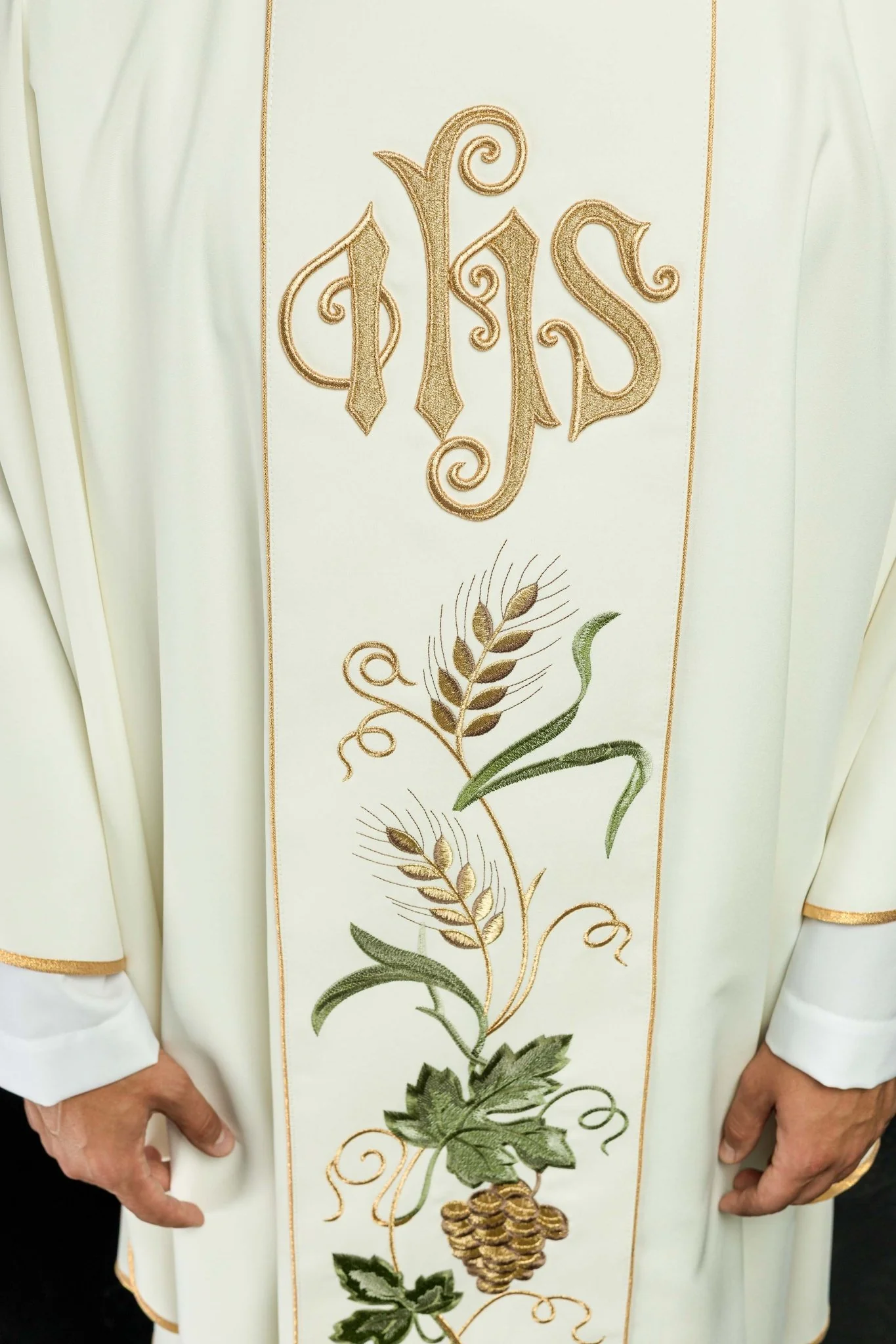Ecru chasuble with IHS and grapes embroidery - Image 3