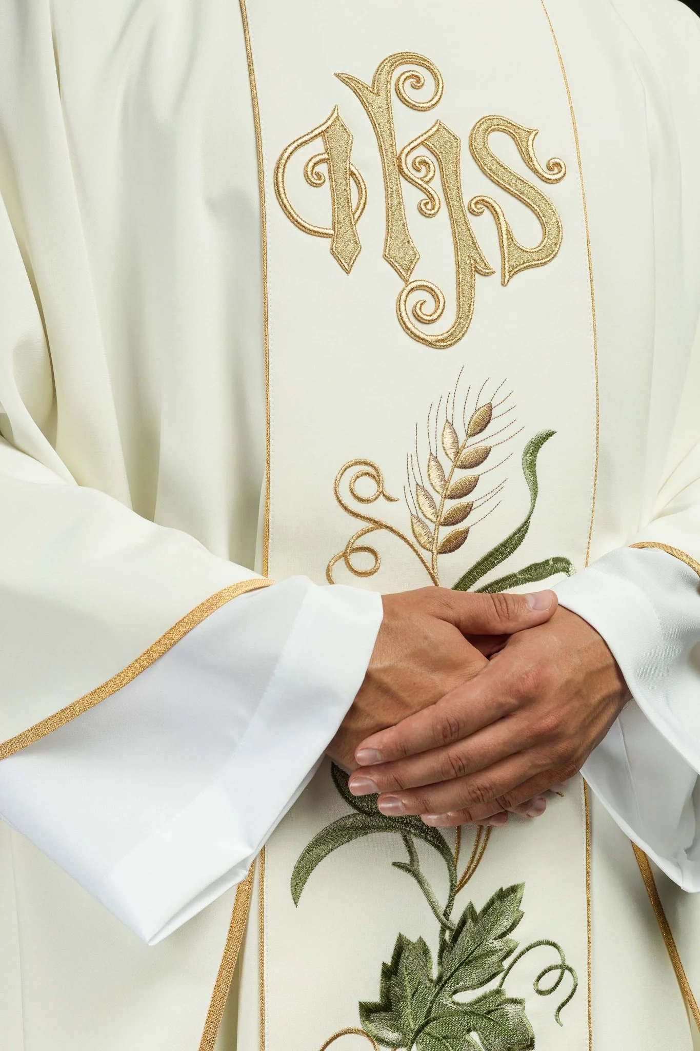 Ecru chasuble with IHS and grapes embroidery - Image 5