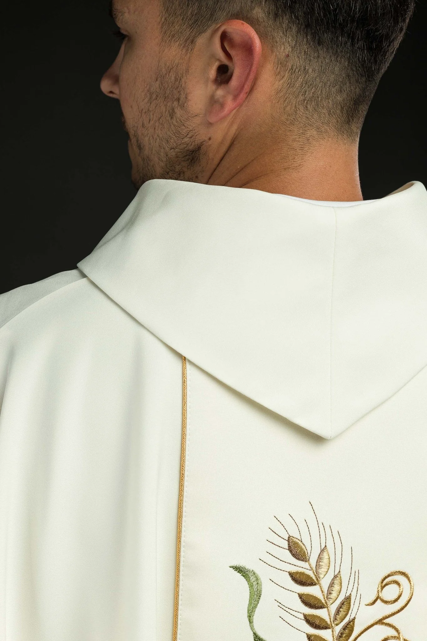 Ecru chasuble with IHS and grapes embroidery - Image 6