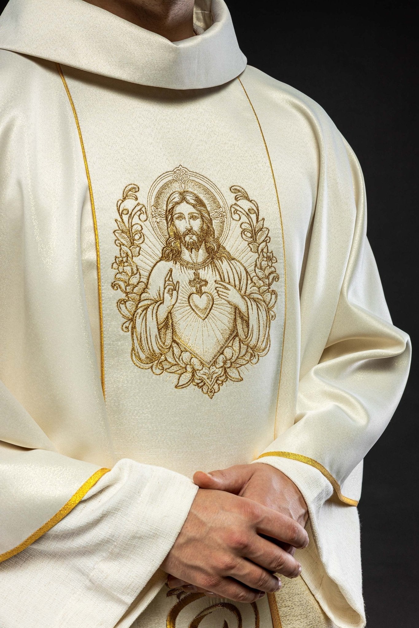Ecru chasuble with image of the Sacred Heart of Jesus - Image 3
