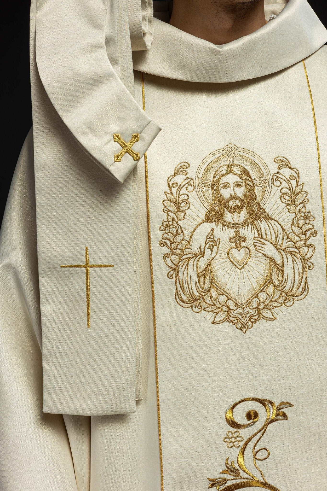 Ecru chasuble with image of the Sacred Heart of Jesus - Image 4