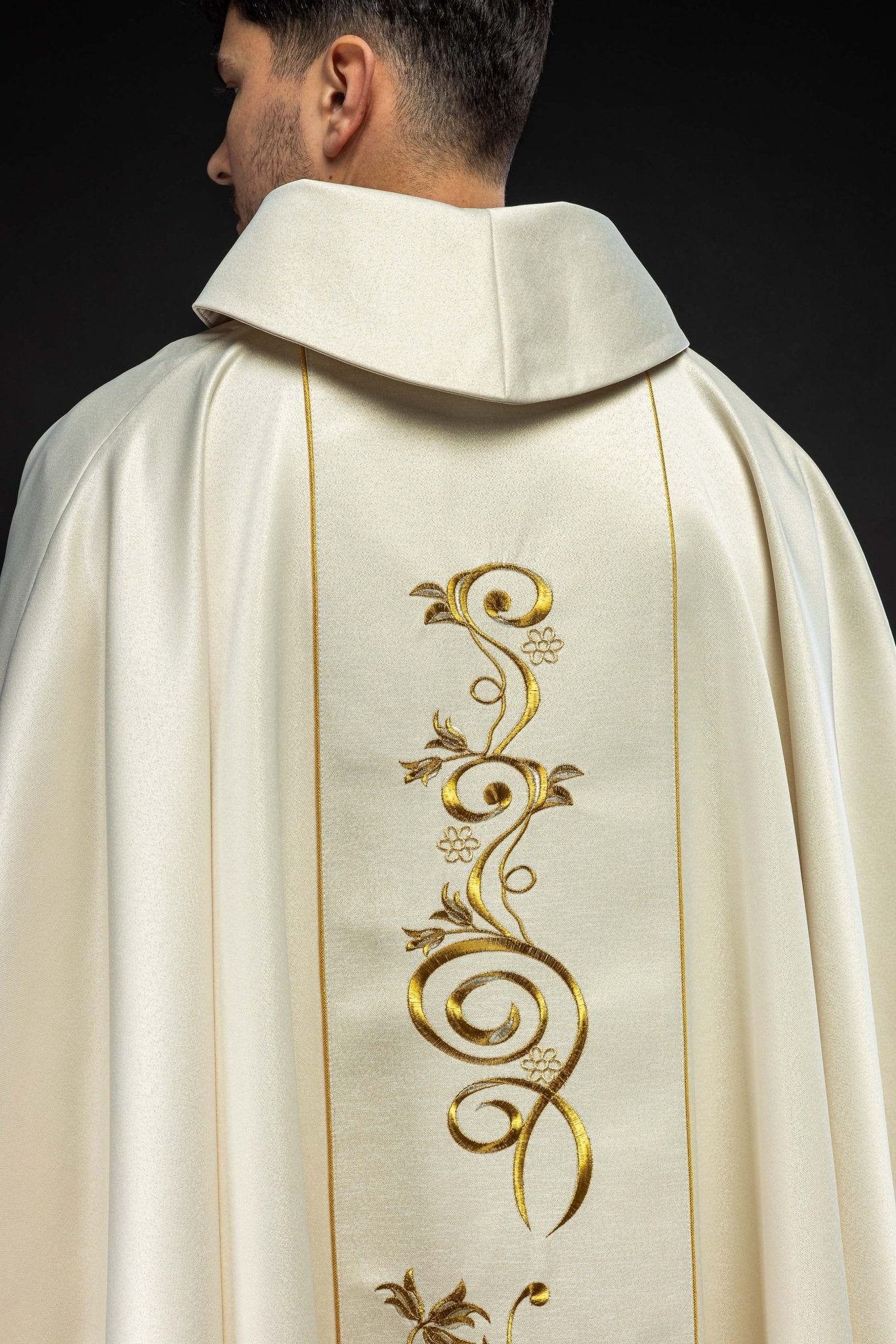 Ecru chasuble with image of the Sacred Heart of Jesus - Image 5