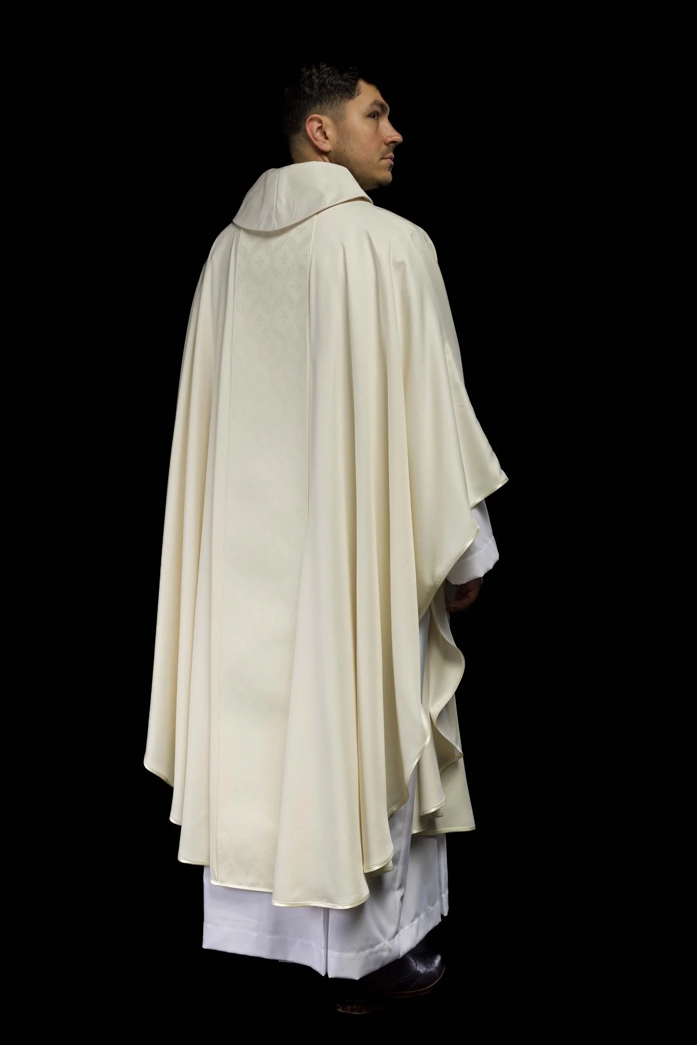 Ecru Chasuble with Jacquard Orphrey Featuring Cross Motifs - Image 7