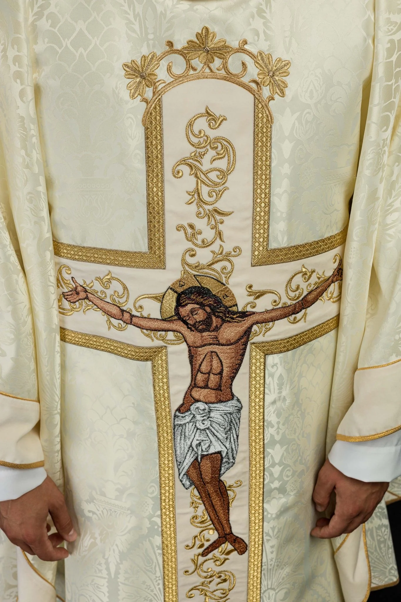 Ecru chasuble with Jesus Christ embroidery - Image 4