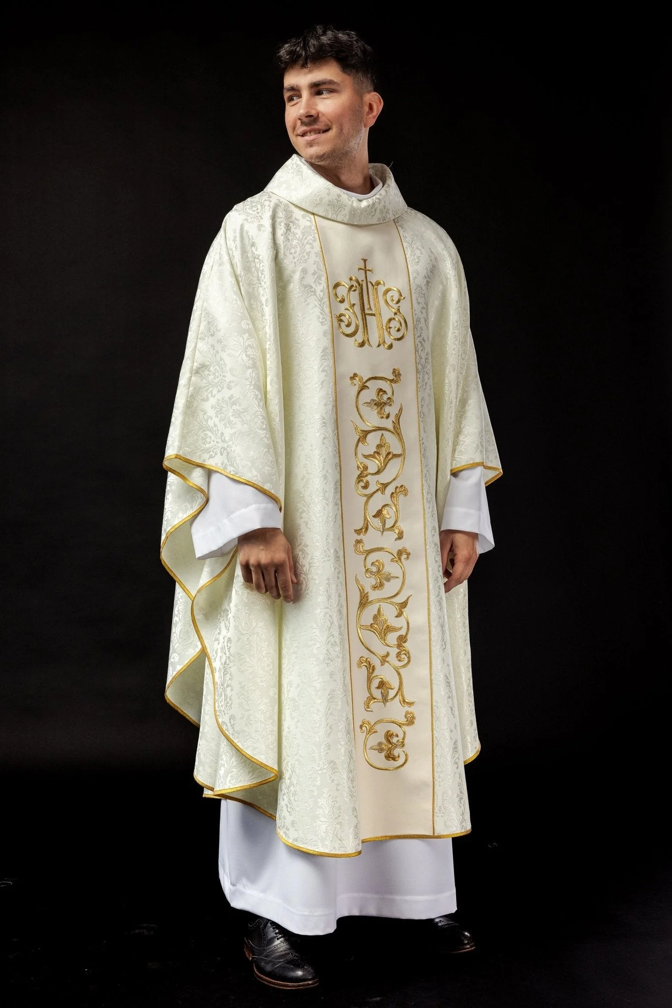 Ecru chasuble with JHS motif made of decorative texture - Image 2