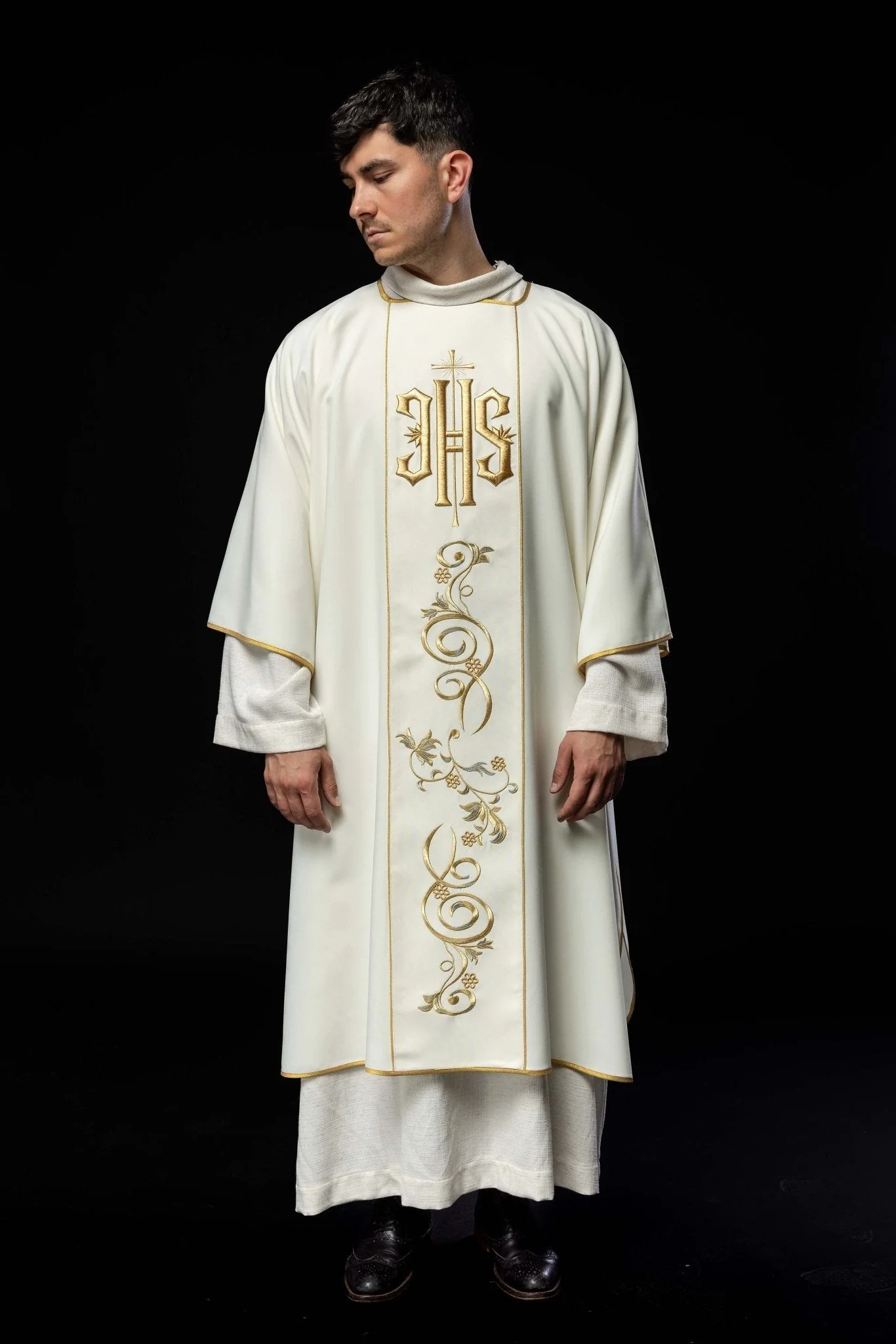 Ecru dalmatic with an embroidered IHS band - Image 2