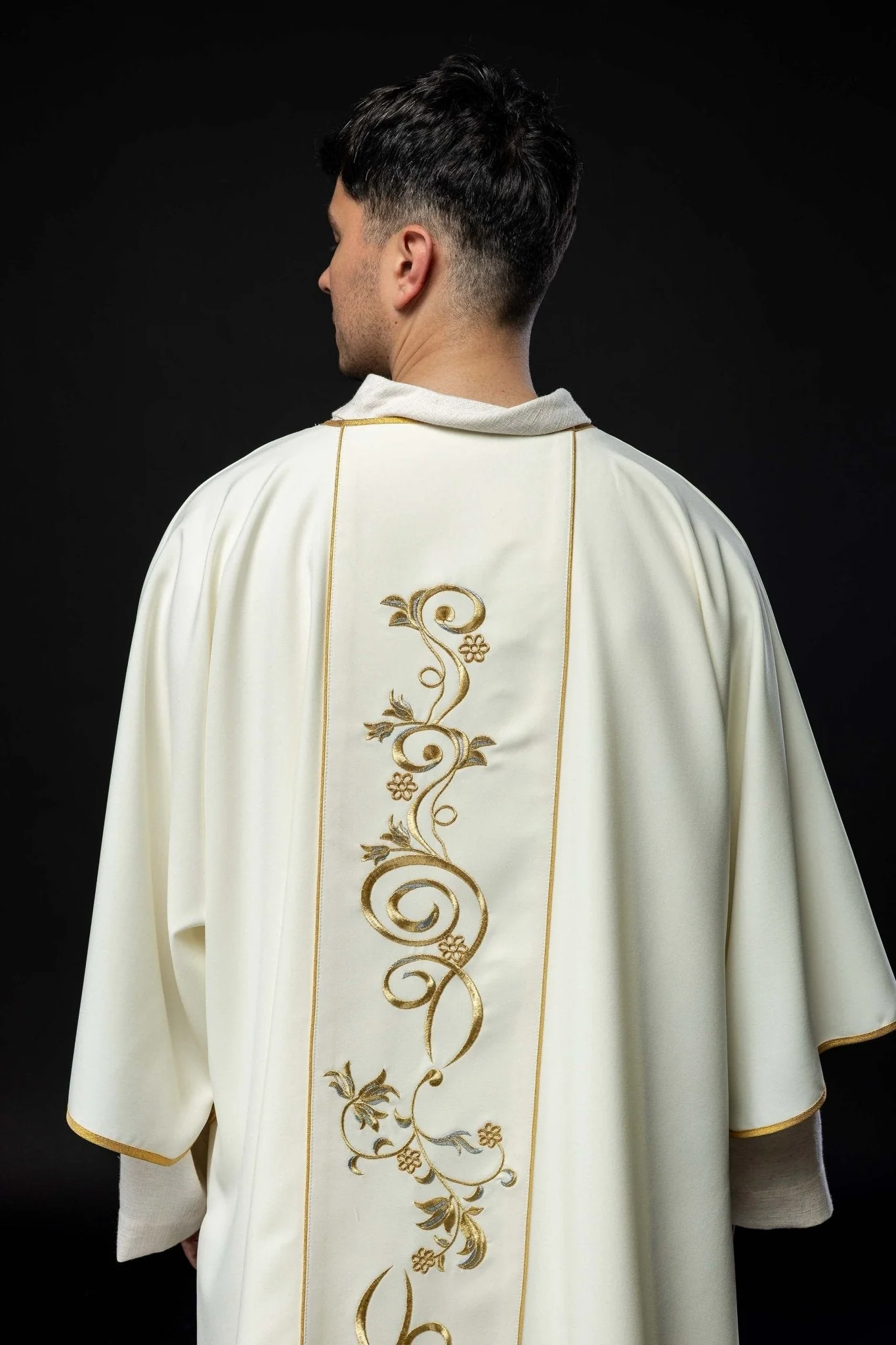 Ecru dalmatic with an embroidered IHS band - Image 6