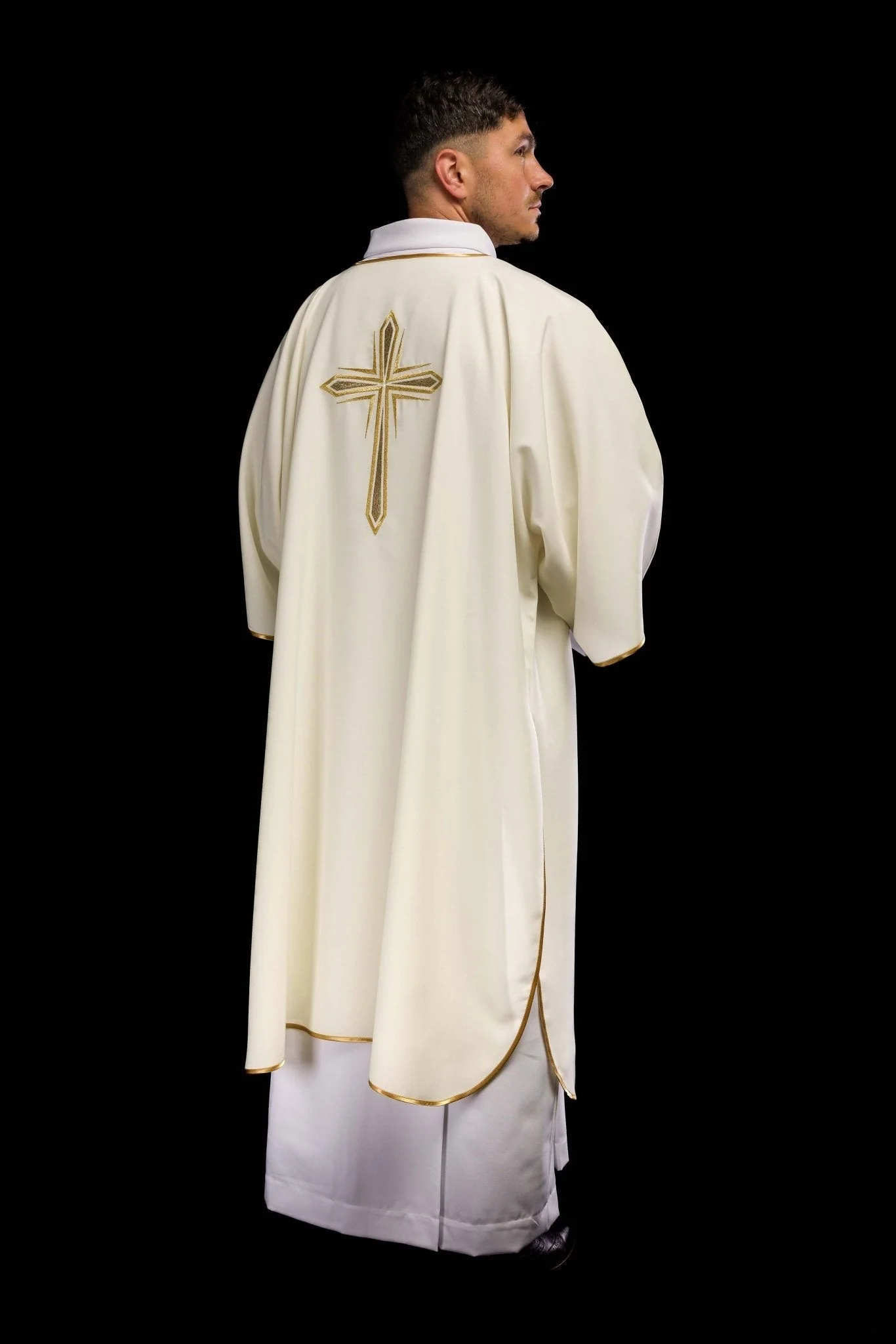 Ecru dalmatic with embroidered golden cross - Image 5