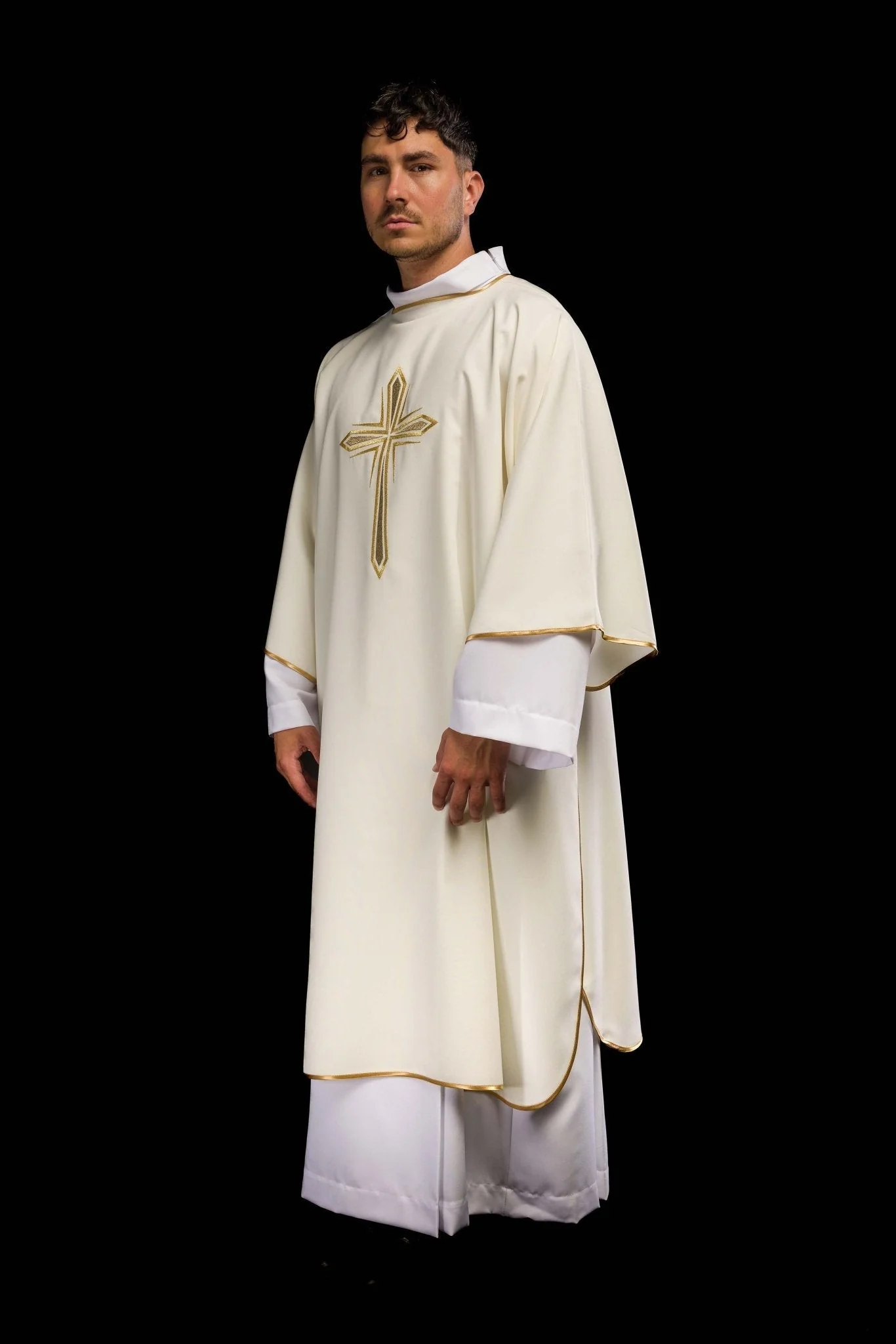 Ecru dalmatic with embroidered golden cross - Image 6