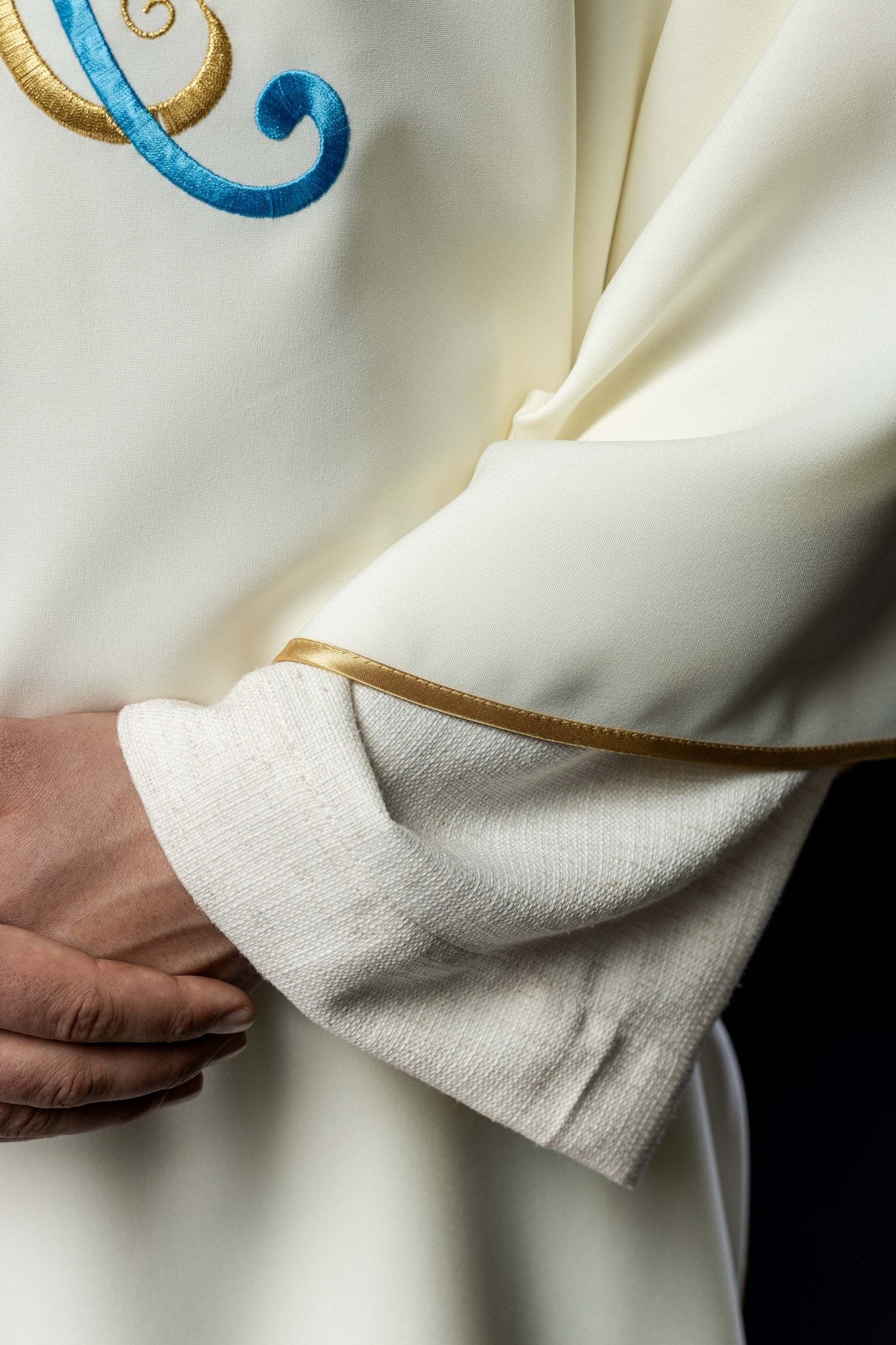 Ecru dalmatic with Marian embroidery - Image 5