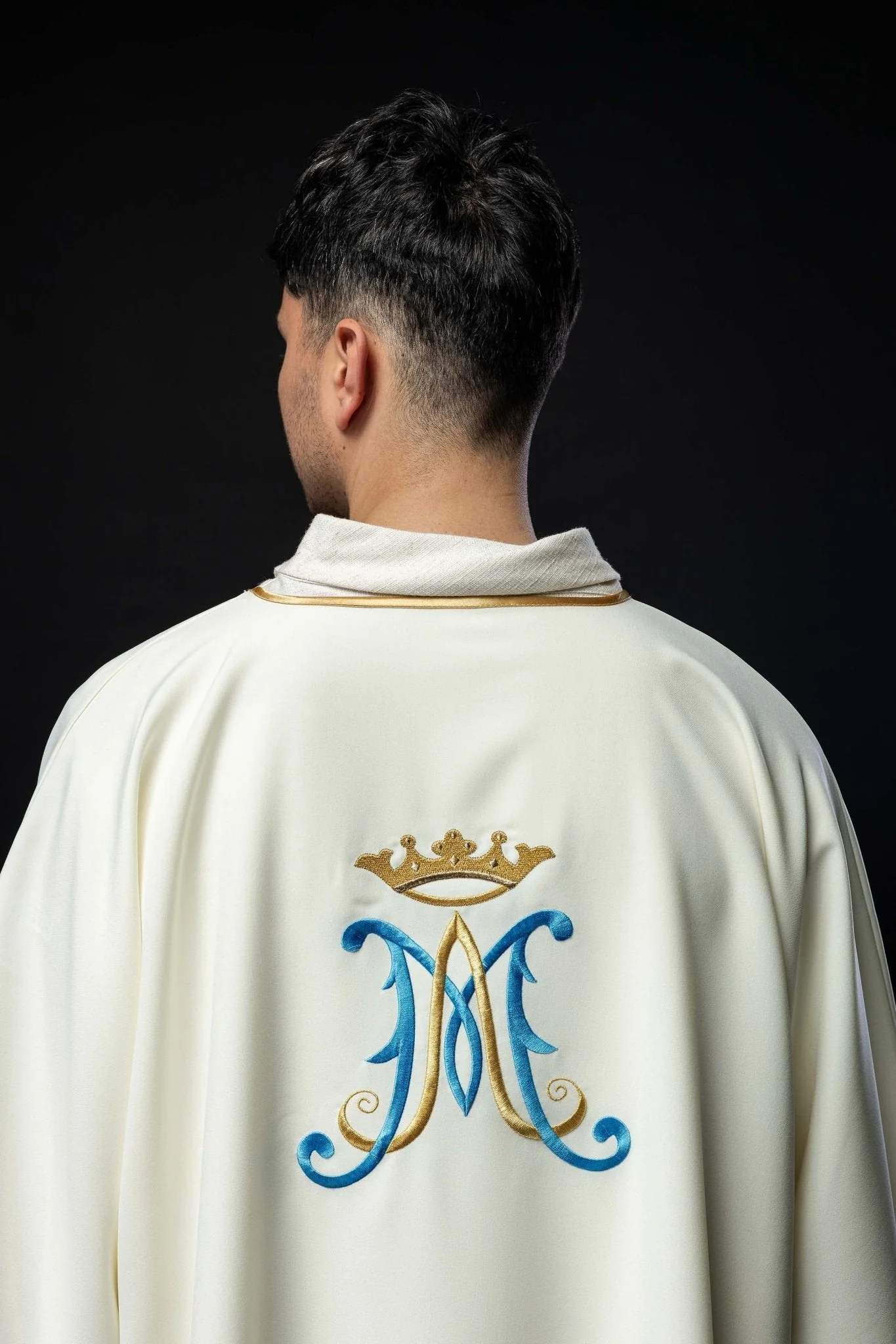Ecru dalmatic with Marian embroidery - Image 7