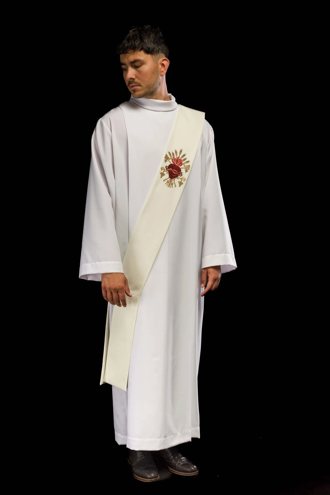 Ecru Deacon stole with the embroidery of the Sacred Heart of Jesus - Image 5
