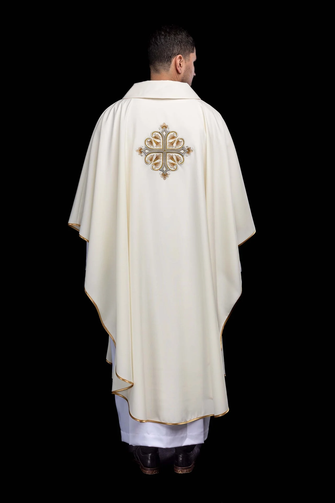Ecru embroidered chasuble with an ornate cross and a wide collar - Image 8