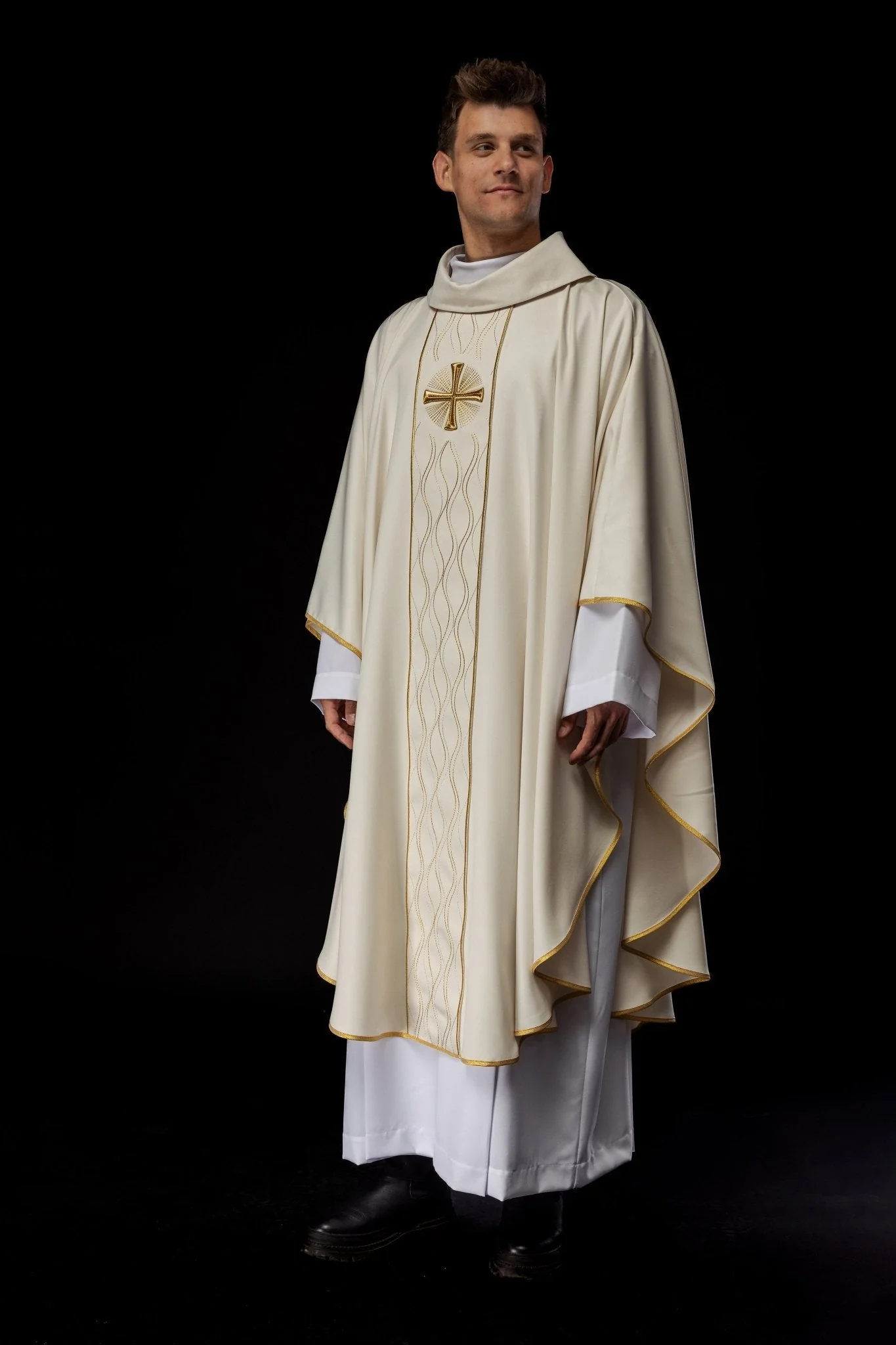 Ecru embroidered chasuble with cross - Image 9