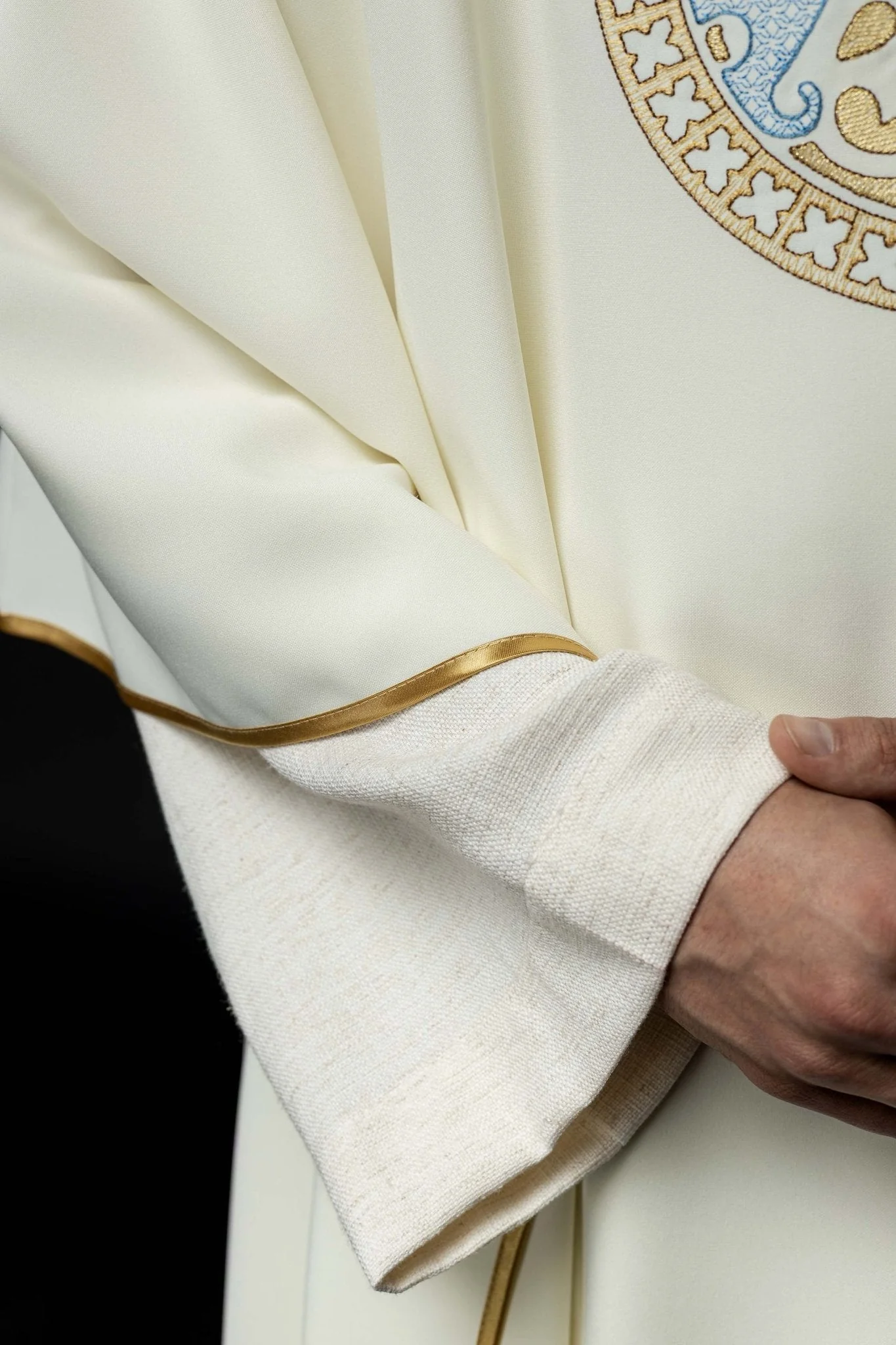 Ecru embroidered chasuble with Marian motif - Image 4