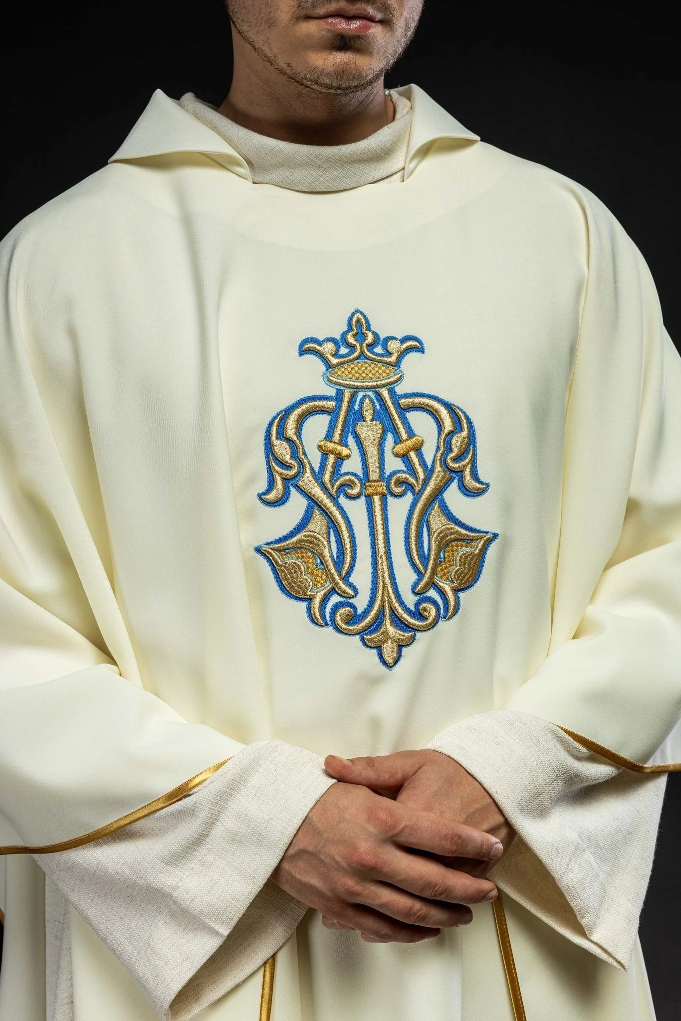 Ecru embroidered chasuble with Marian symbol and wide collar - Image 3