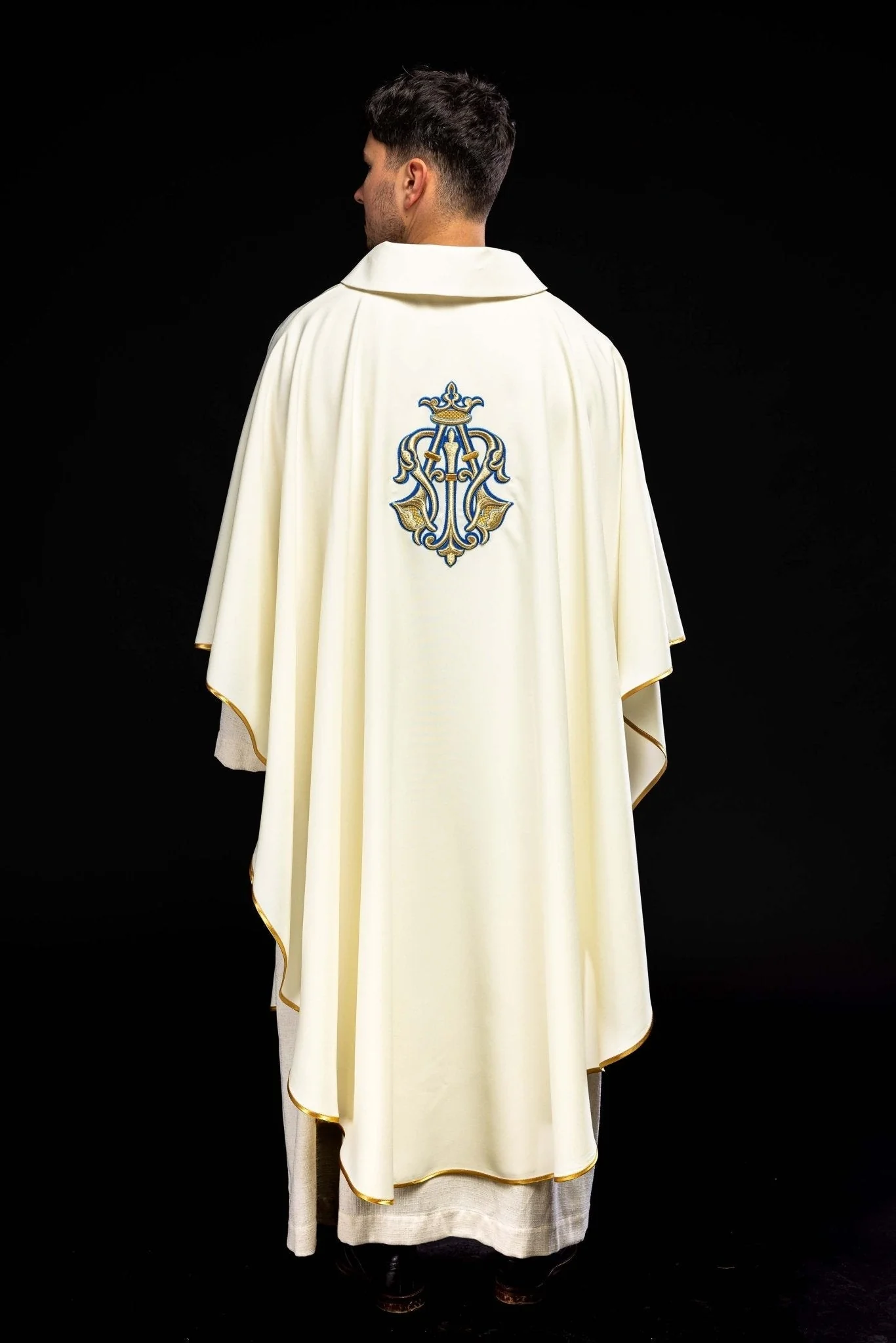 Ecru embroidered chasuble with Marian symbol and wide collar - Image 7