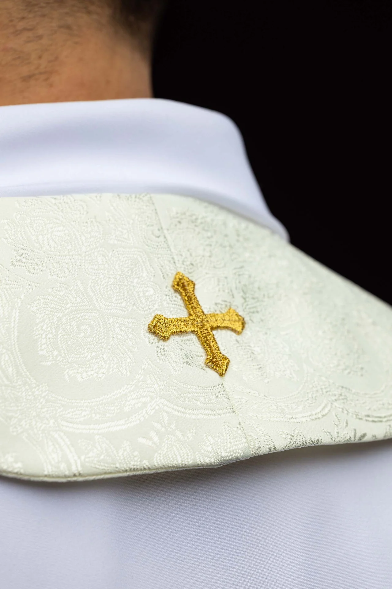 Ecru jacquard stole embroidered with a cross motif - Image 6