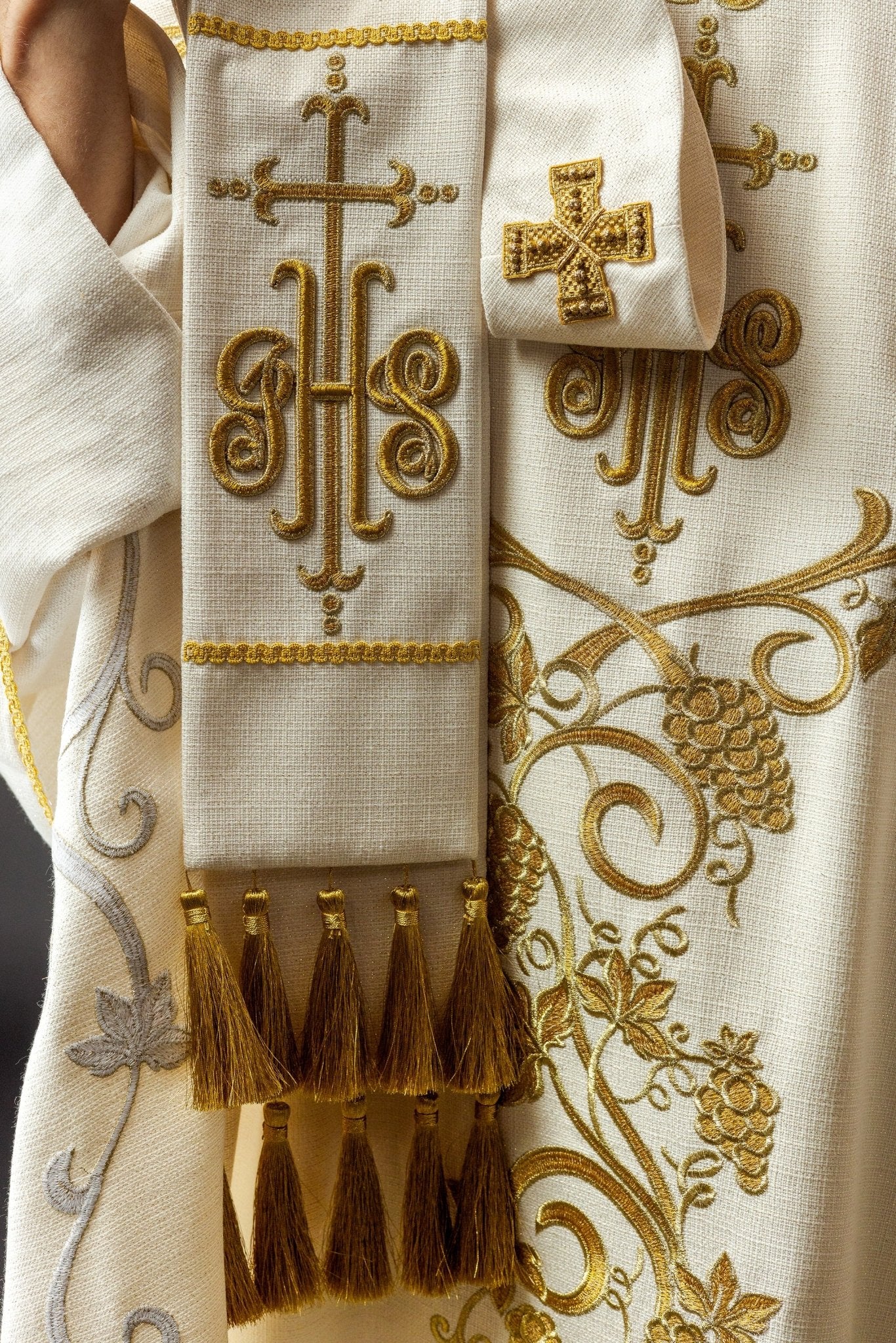Ecru liturgical chasuble decorated with IHS embroidery and grapes - Image 5