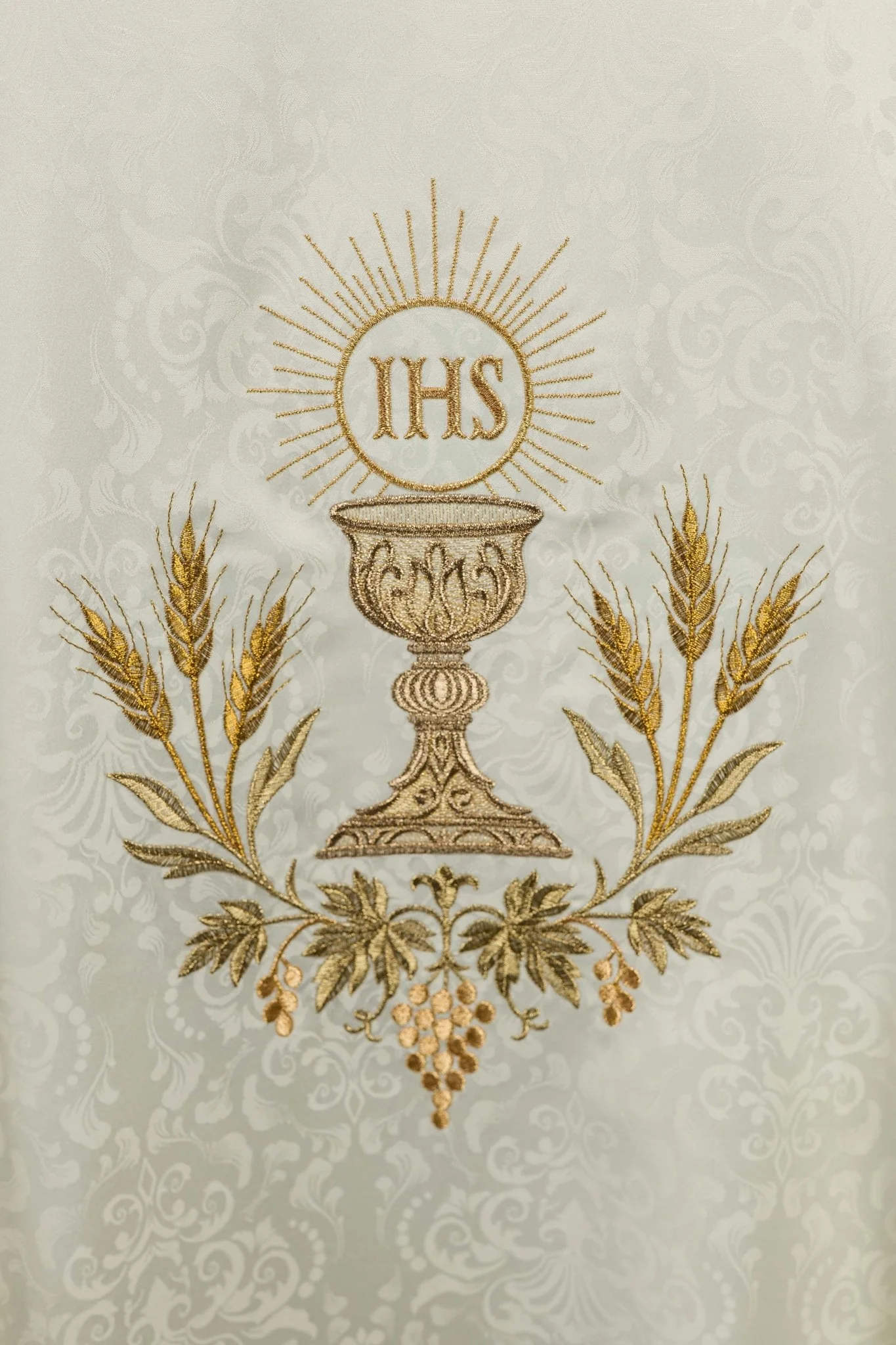 Ecru Liturgical Chasuble with Embroidered Chalice and Host on Jacquard Fabric - Image 3
