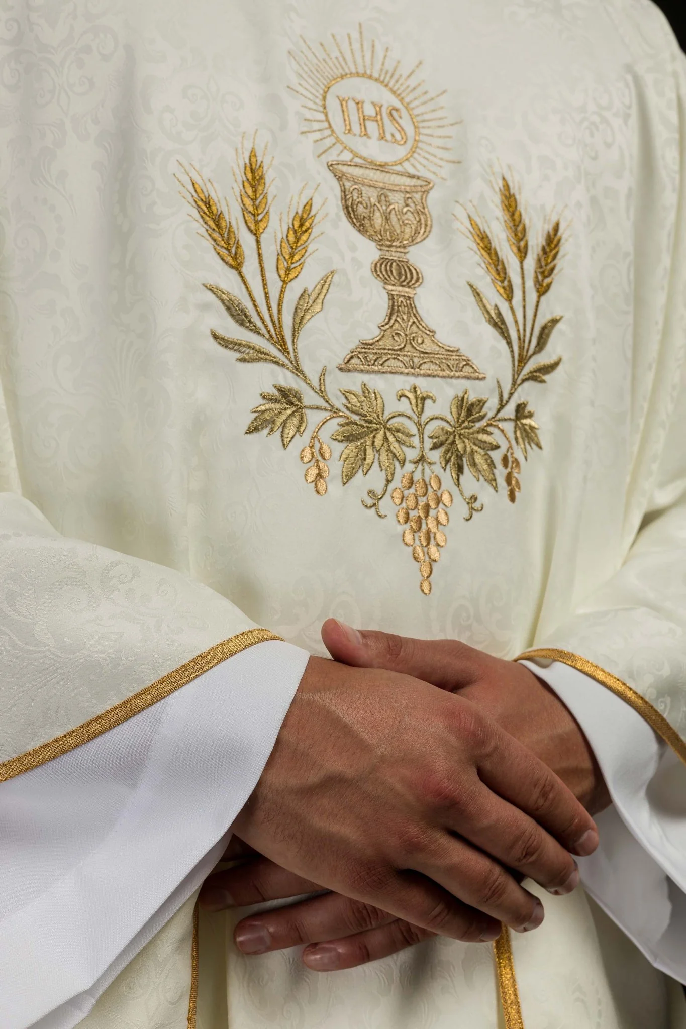 Ecru Liturgical Chasuble with Embroidered Chalice and Host on Jacquard Fabric - Image 4