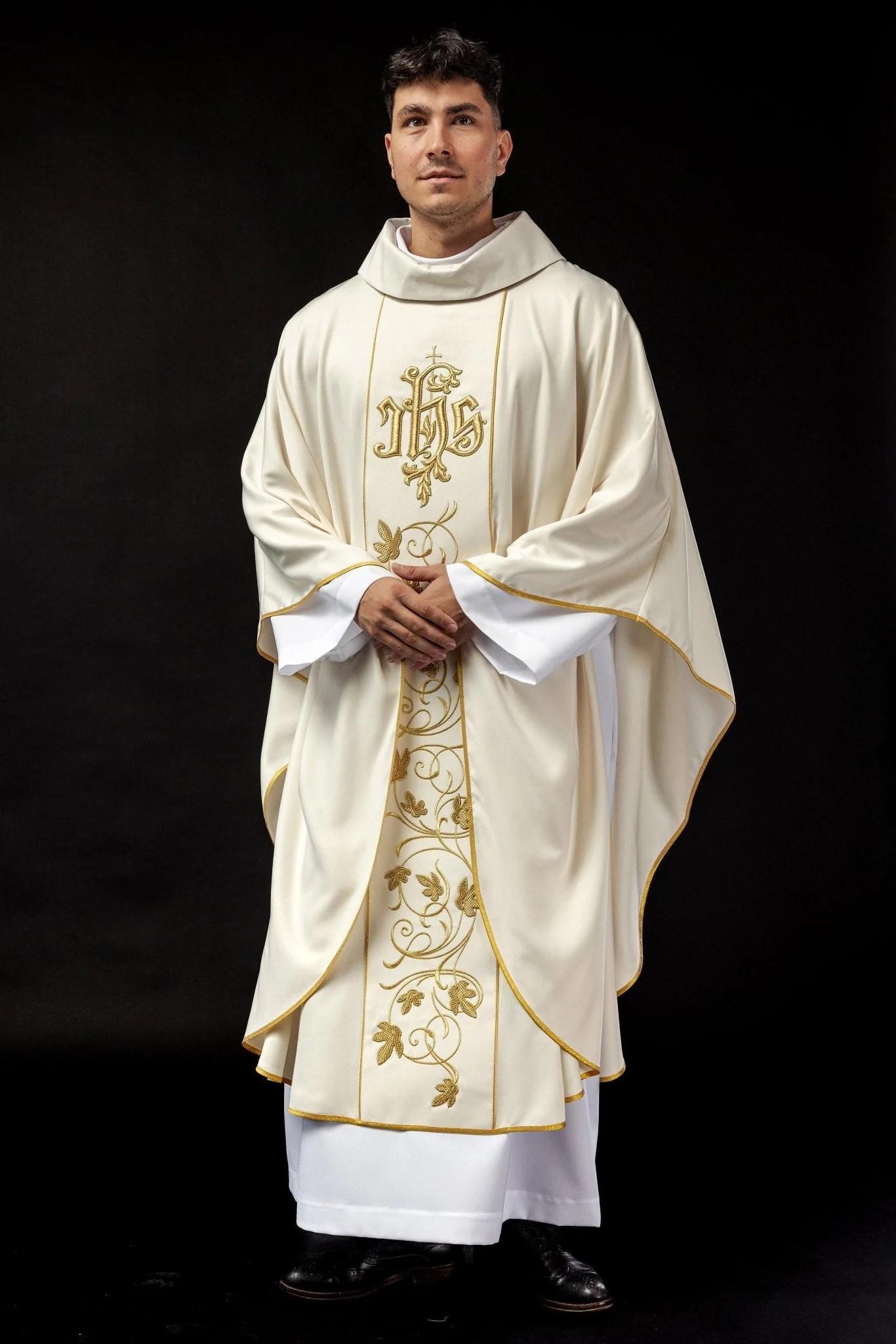 Ecru liturgical chasuble with richly decorated belt with floral motif and IHS - Image 7