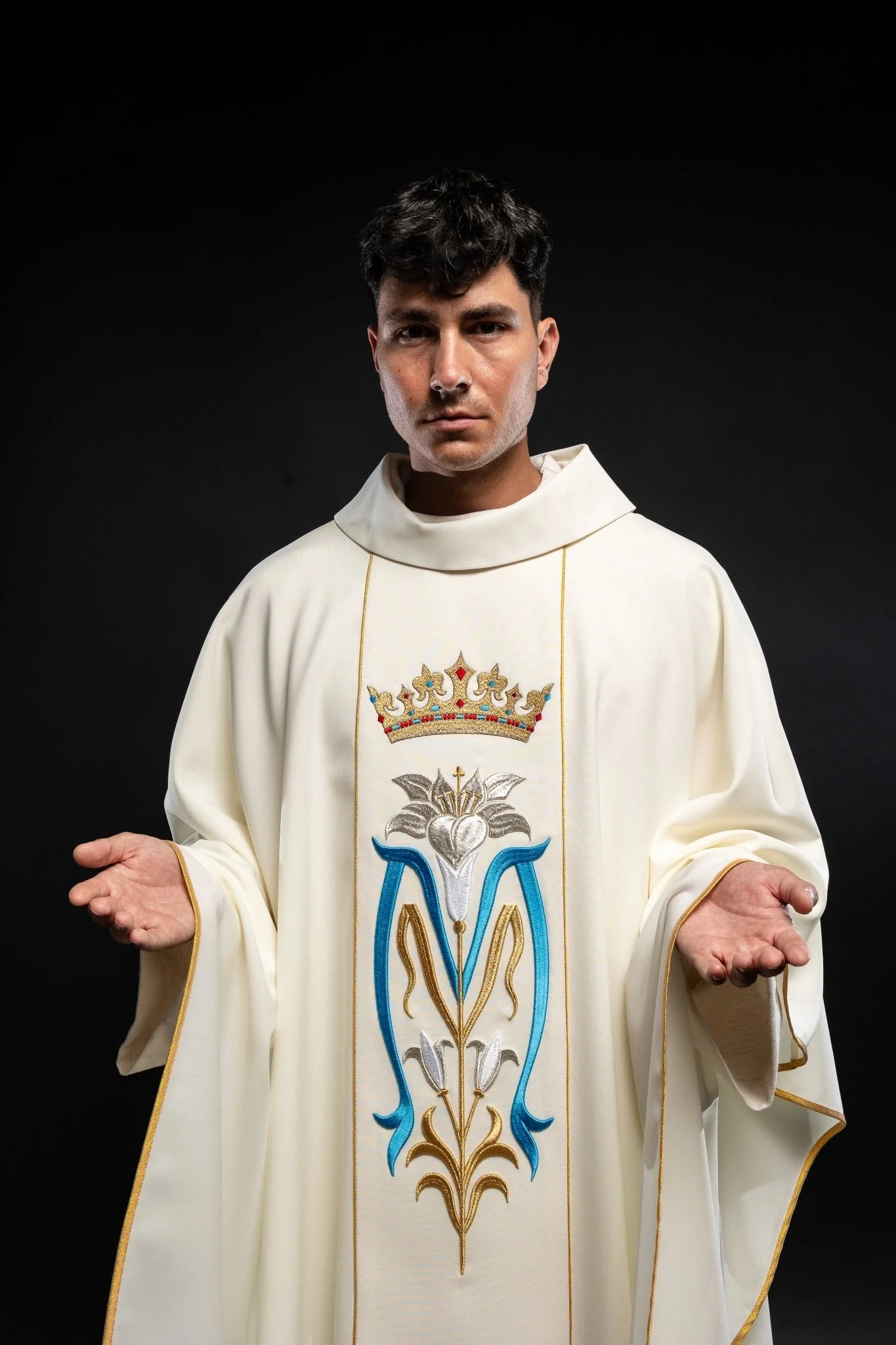 Ecru liturgical Marian chasuble embroidered with a crown - Image 3