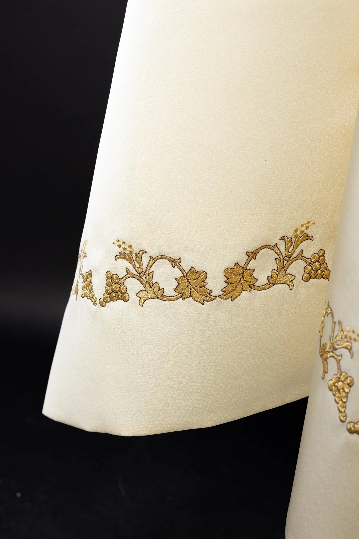 Ecru liturgical veil with an embroidered chalice - Image 2