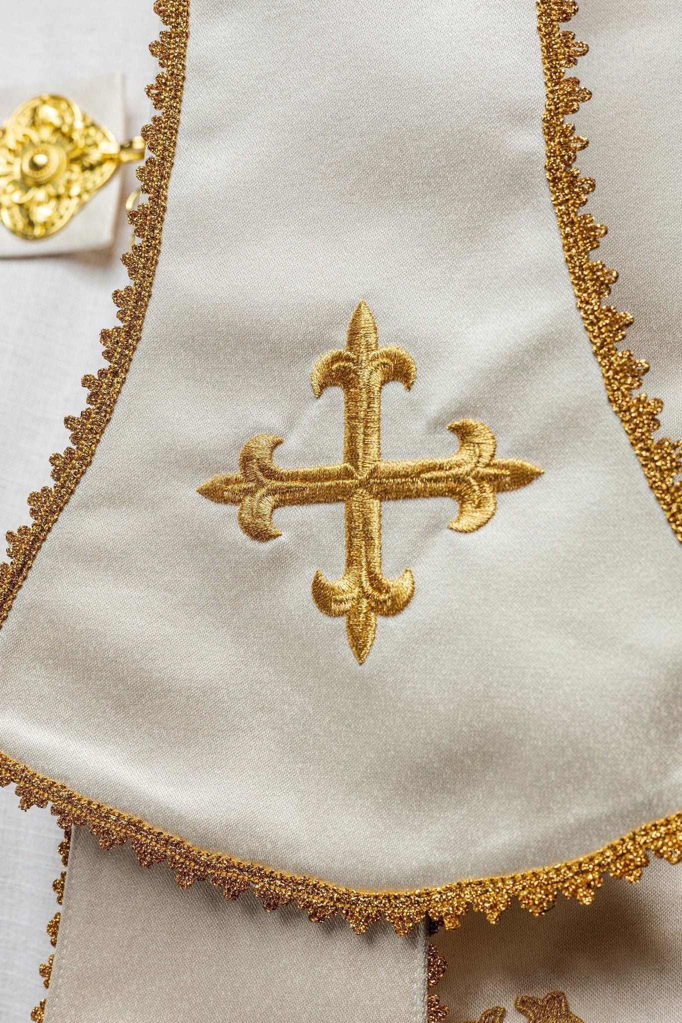 Ecru satin Roman cape with embroidered heart of Jesus - Image 10