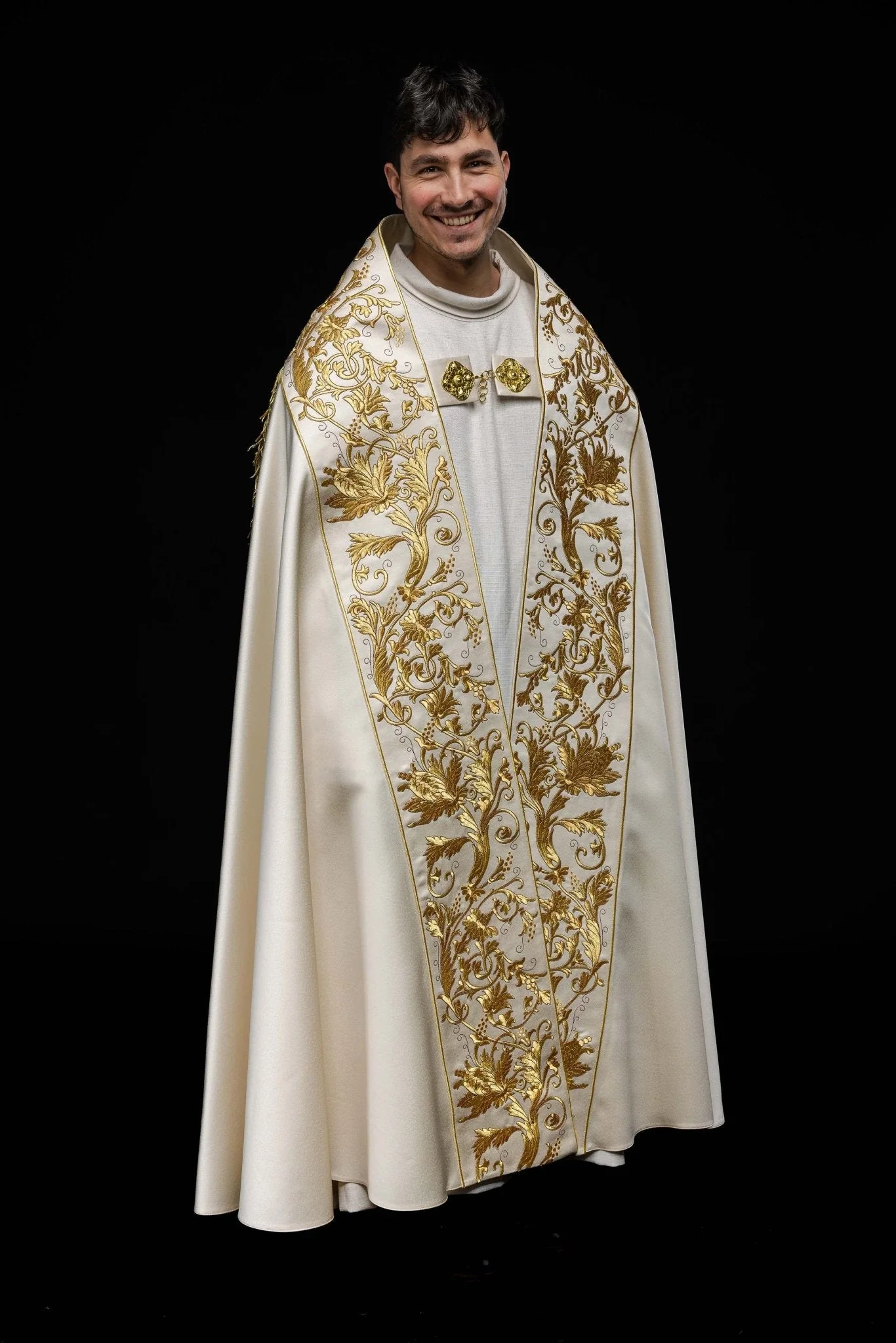 Ecru satin Roman cape with embroidered heart of Jesus - Image 14