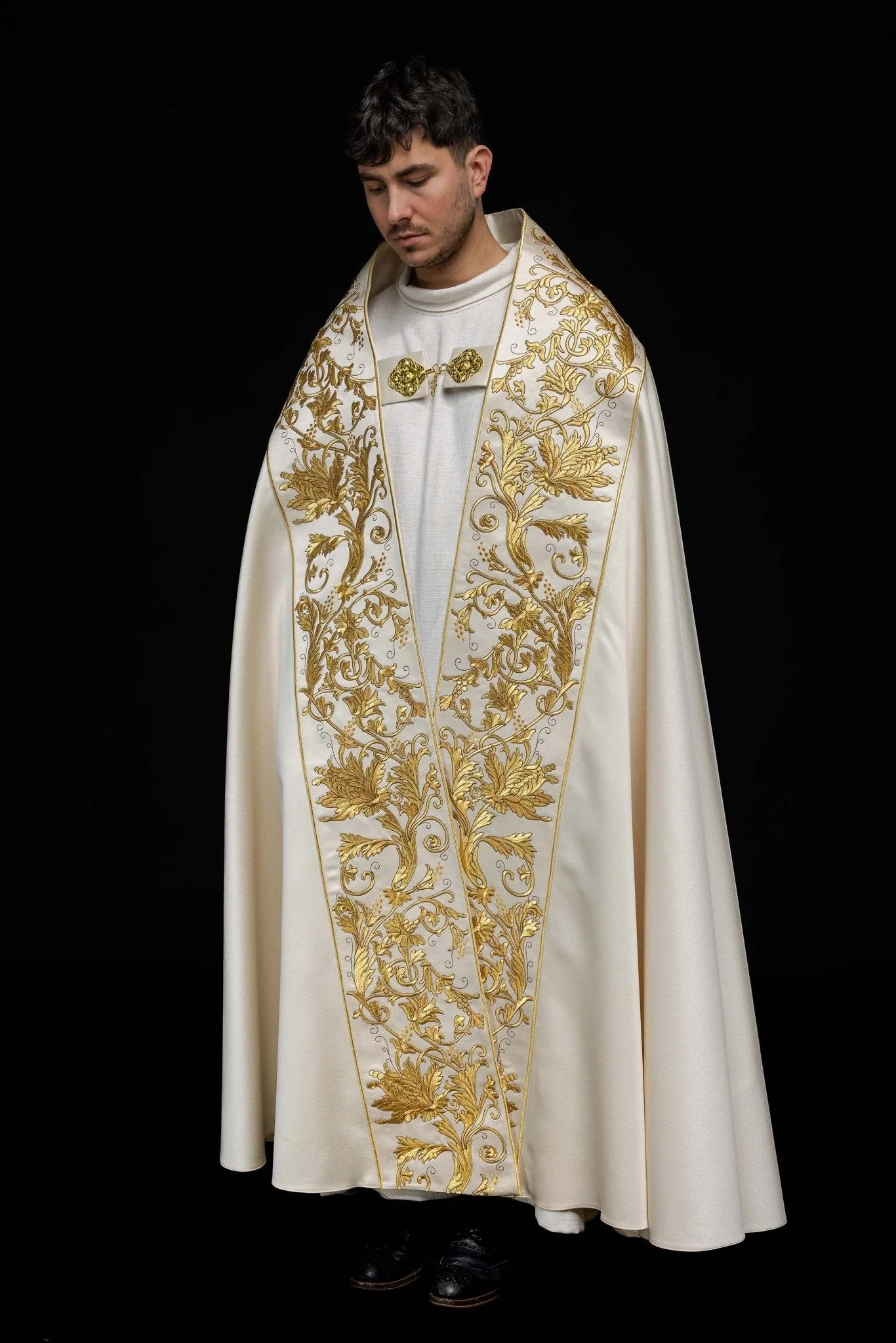 Ecru satin Roman cape with embroidered heart of Jesus - Image 3