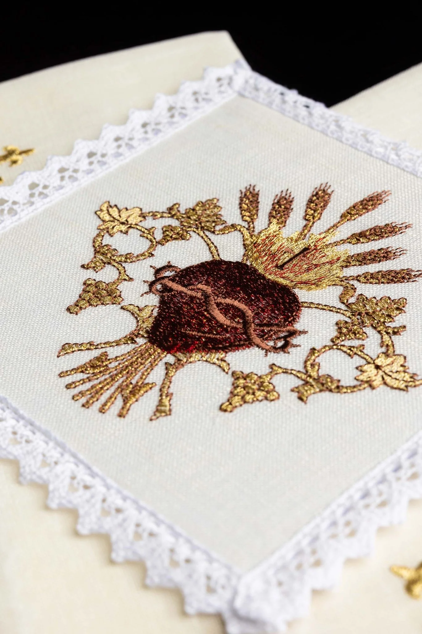 Embroidered altar linen KKL/167 - Image 4