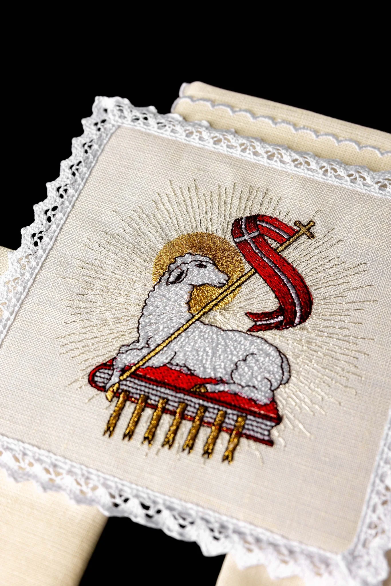 Embroidered altar linen Lamb of God - Image 2