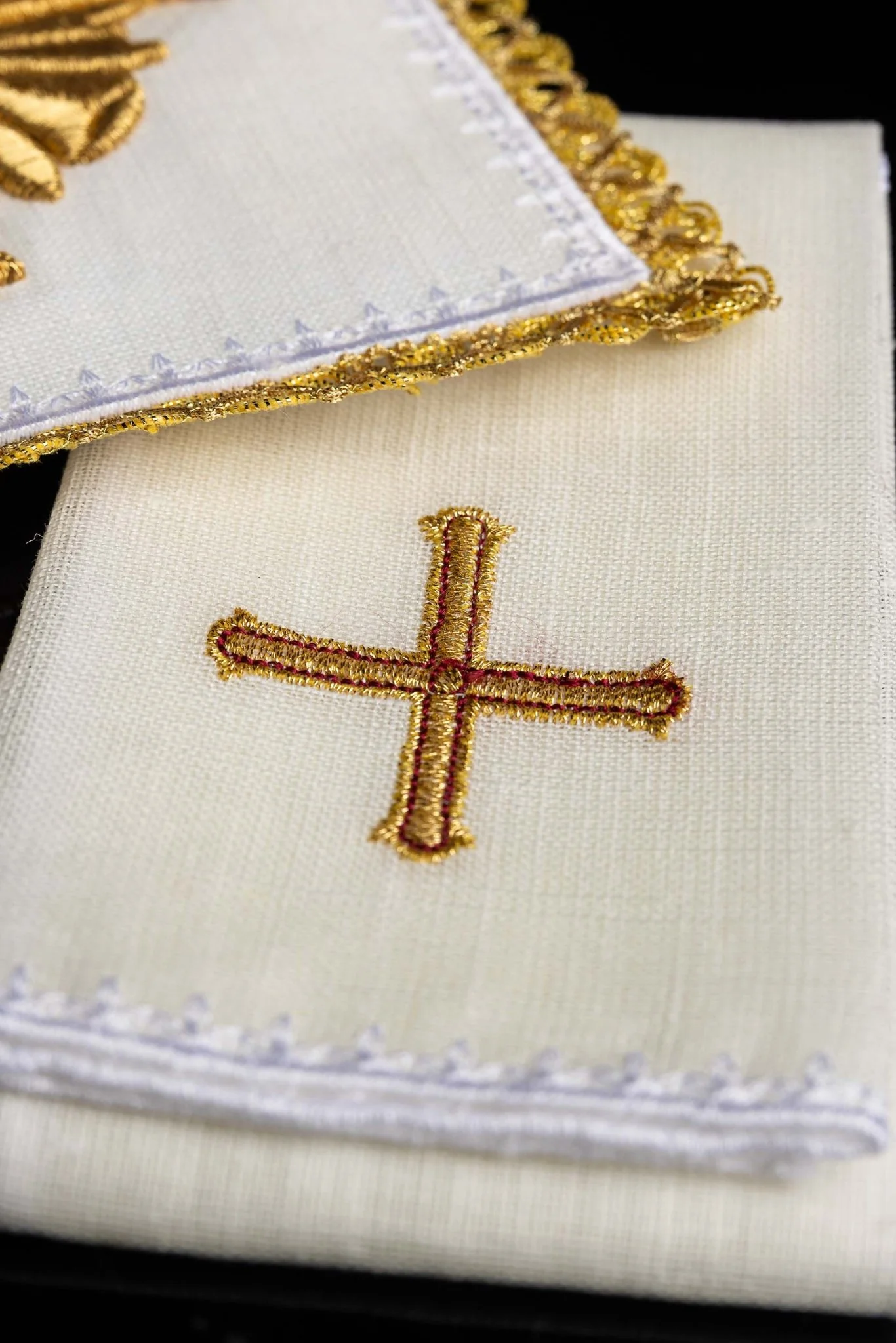 Embroidered altar linen richly decorated - Image 5