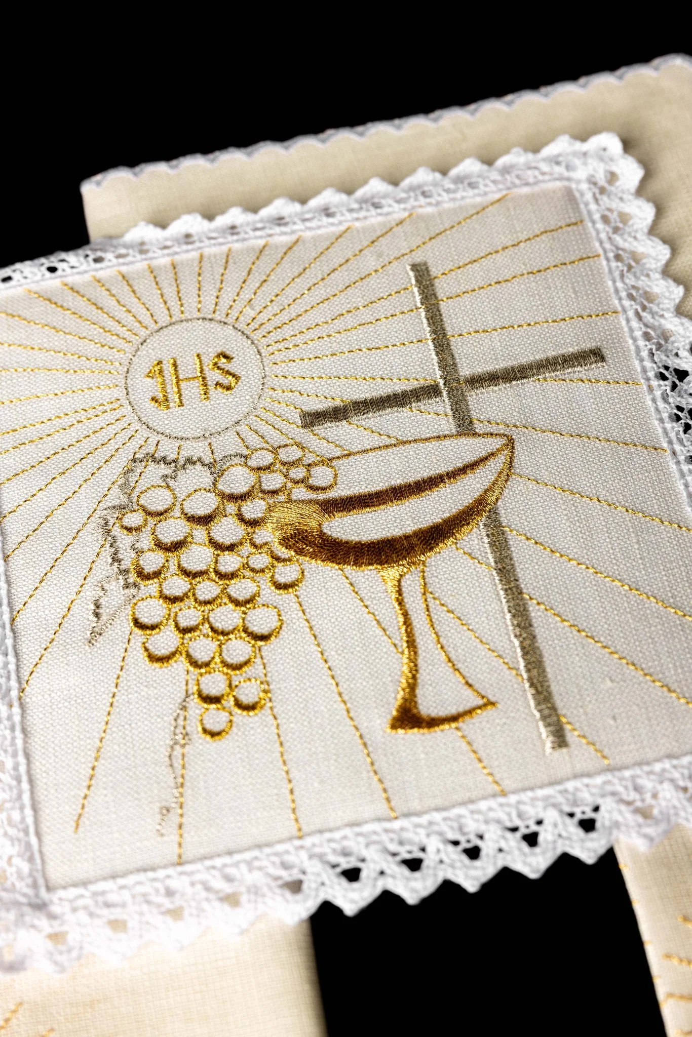 Embroidered altar linens set with Eucharistic motifs - Image 2