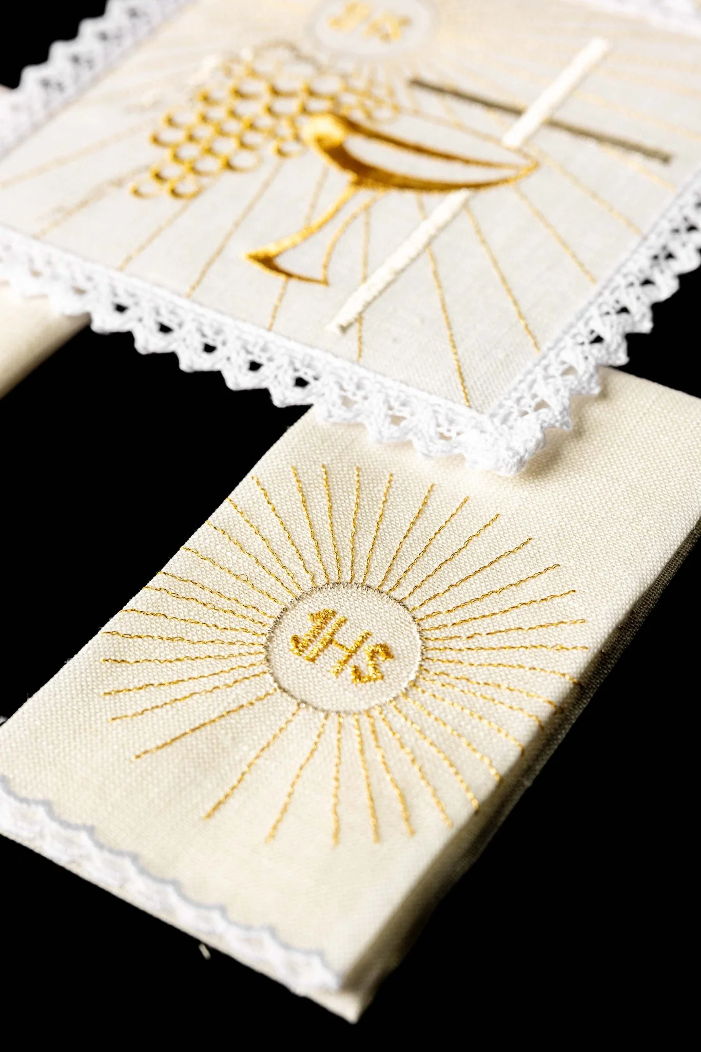 Embroidered altar linens set with Eucharistic motifs - Image 3