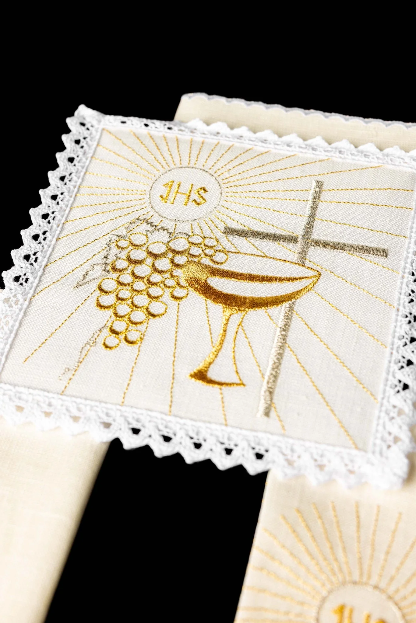 Embroidered altar linens set with Eucharistic motifs - Image 4