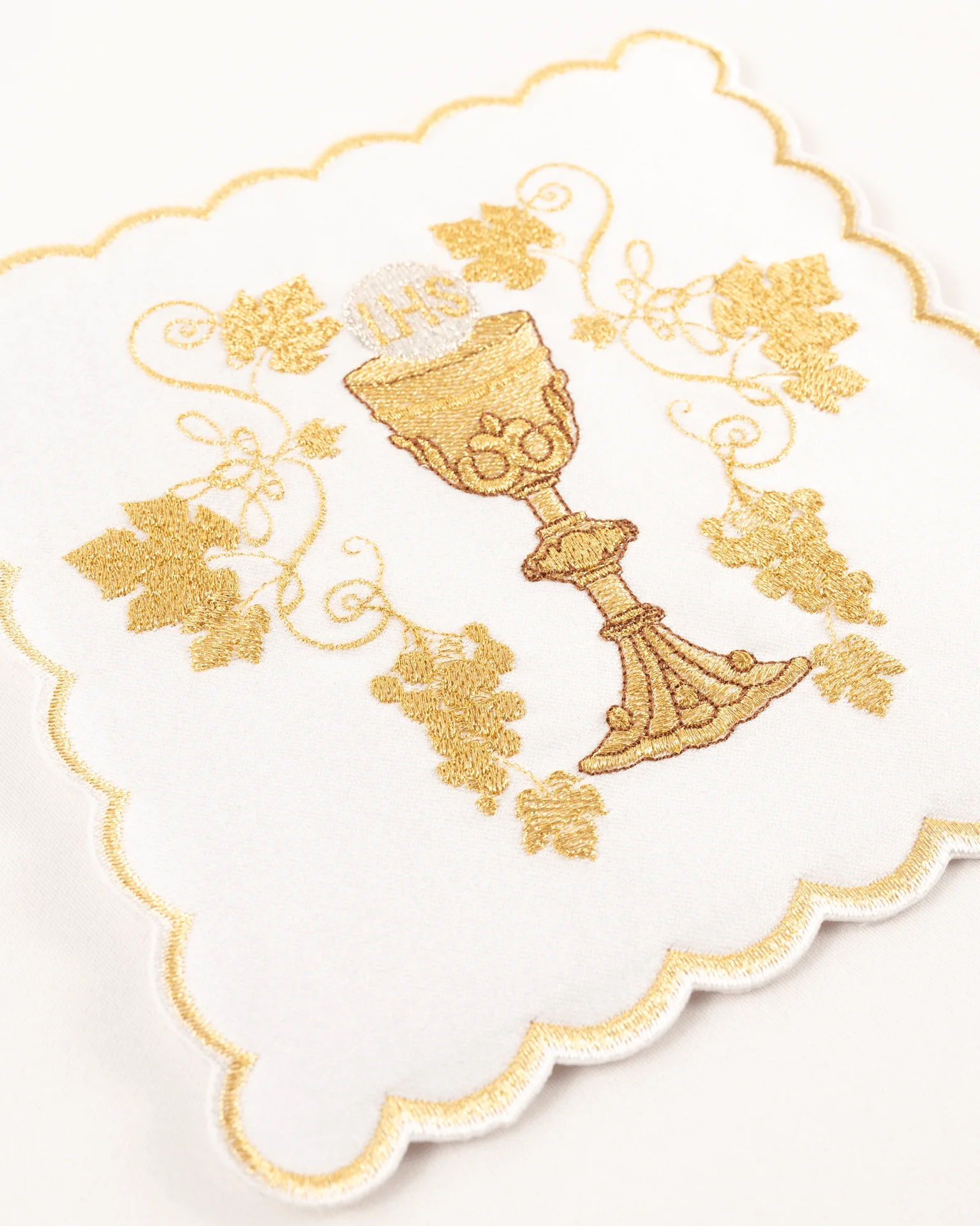 Embroidered chalice linens set with a chalice motif - Image 2