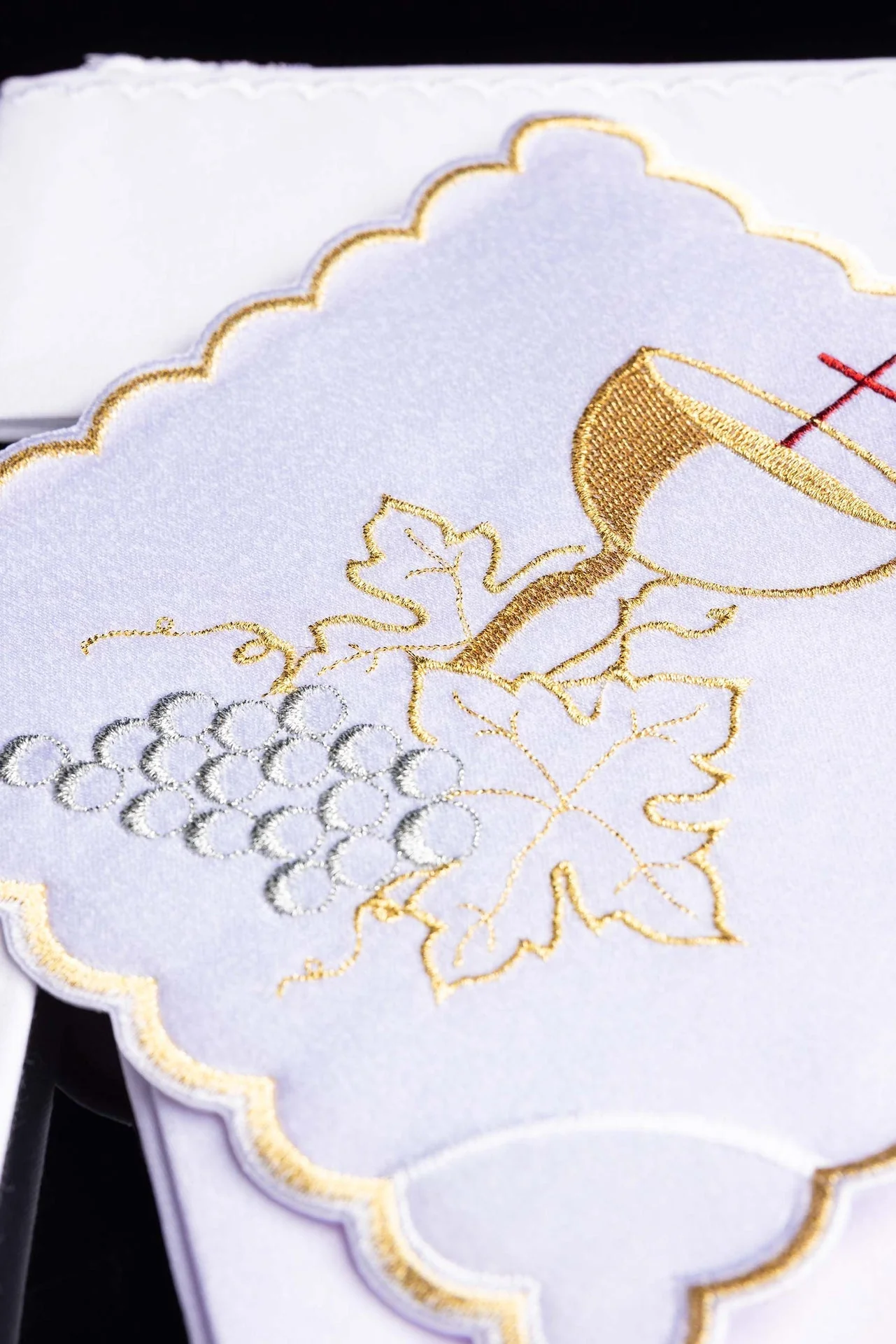 Embroidered chalice linens set with a chalice symbol and grapes - Image 2