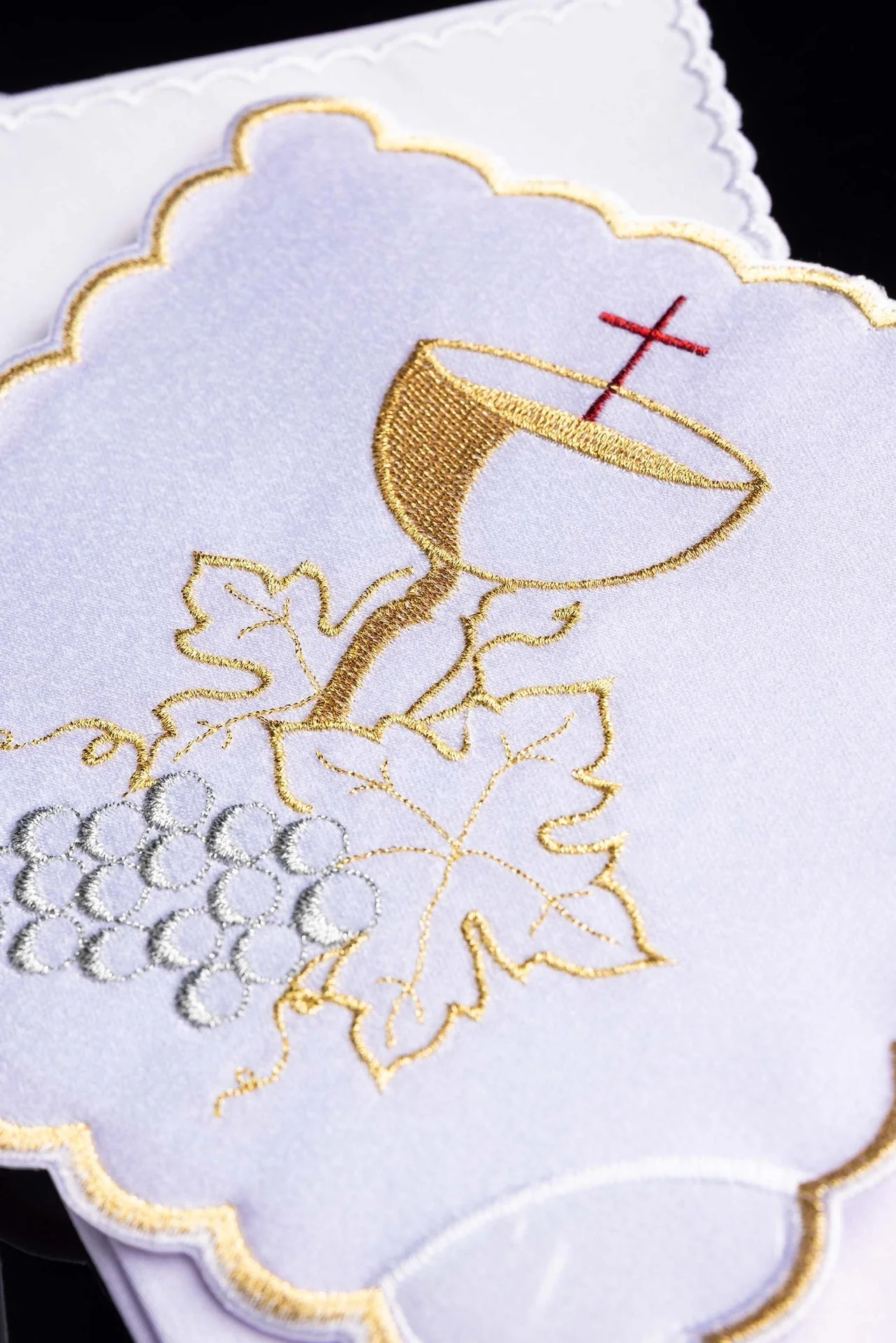 Embroidered chalice linens set with a chalice symbol and grapes - Image 4