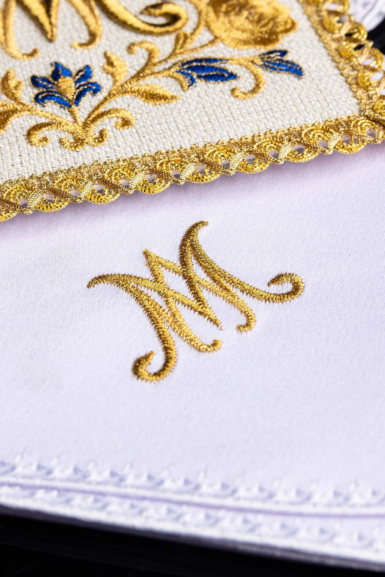 Embroidered chalice linens set with a Marian symbol - Image 3