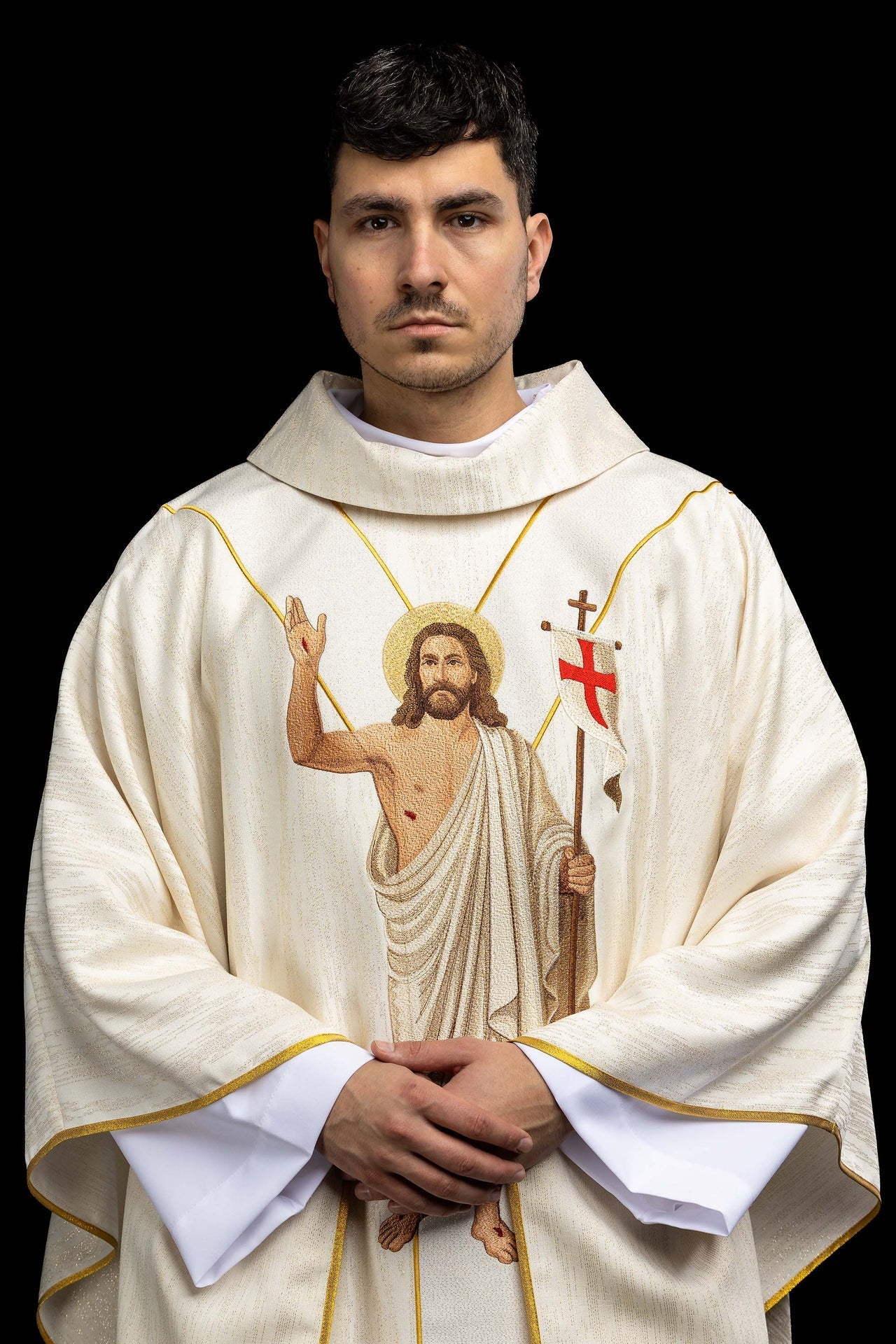 Embroidered chasuble featuring the image of the Risen Jesus and the Paschal Lamb - Image 4