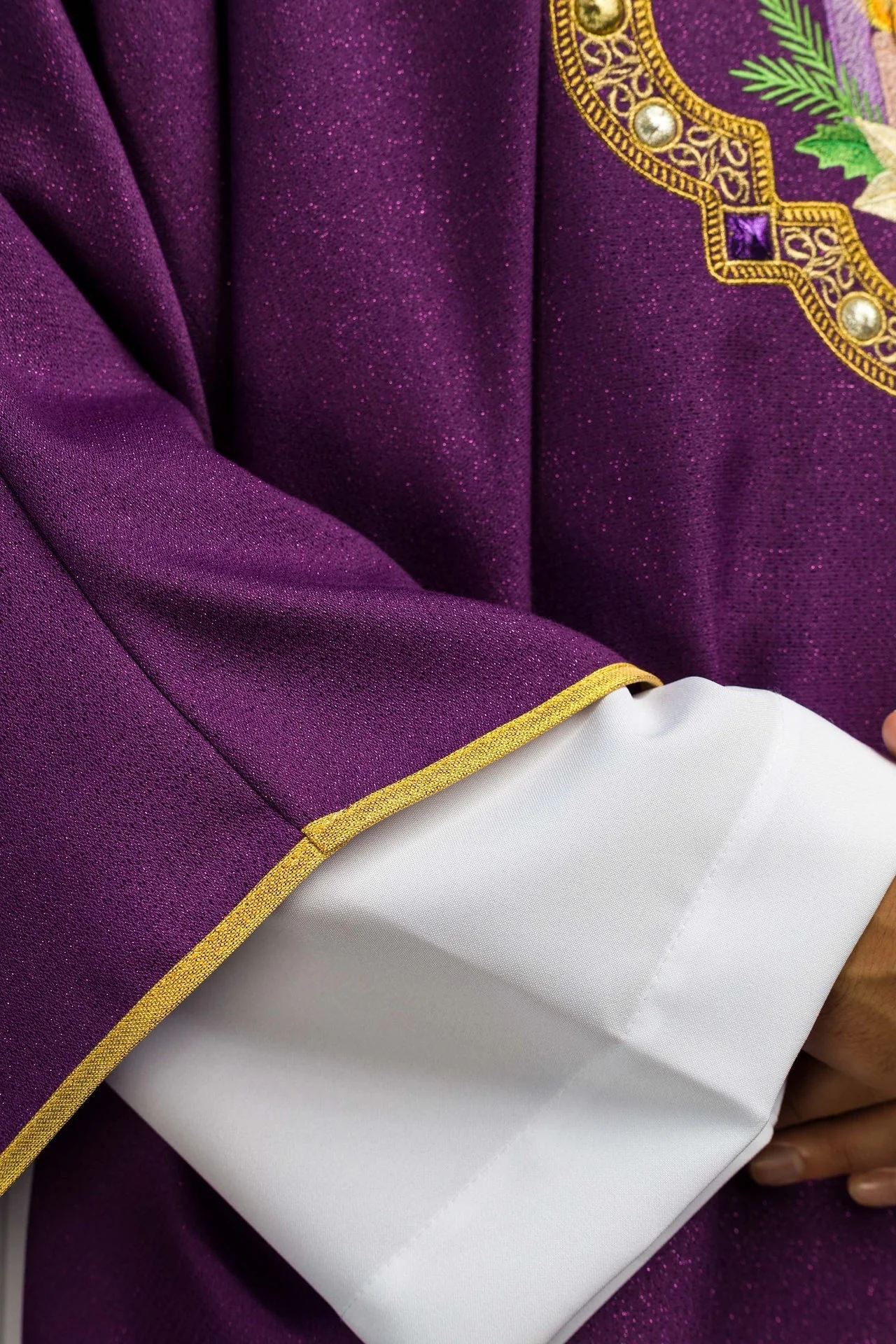 Embroidered Chasuble for Advent Made of Shiny Fabric - Image 4