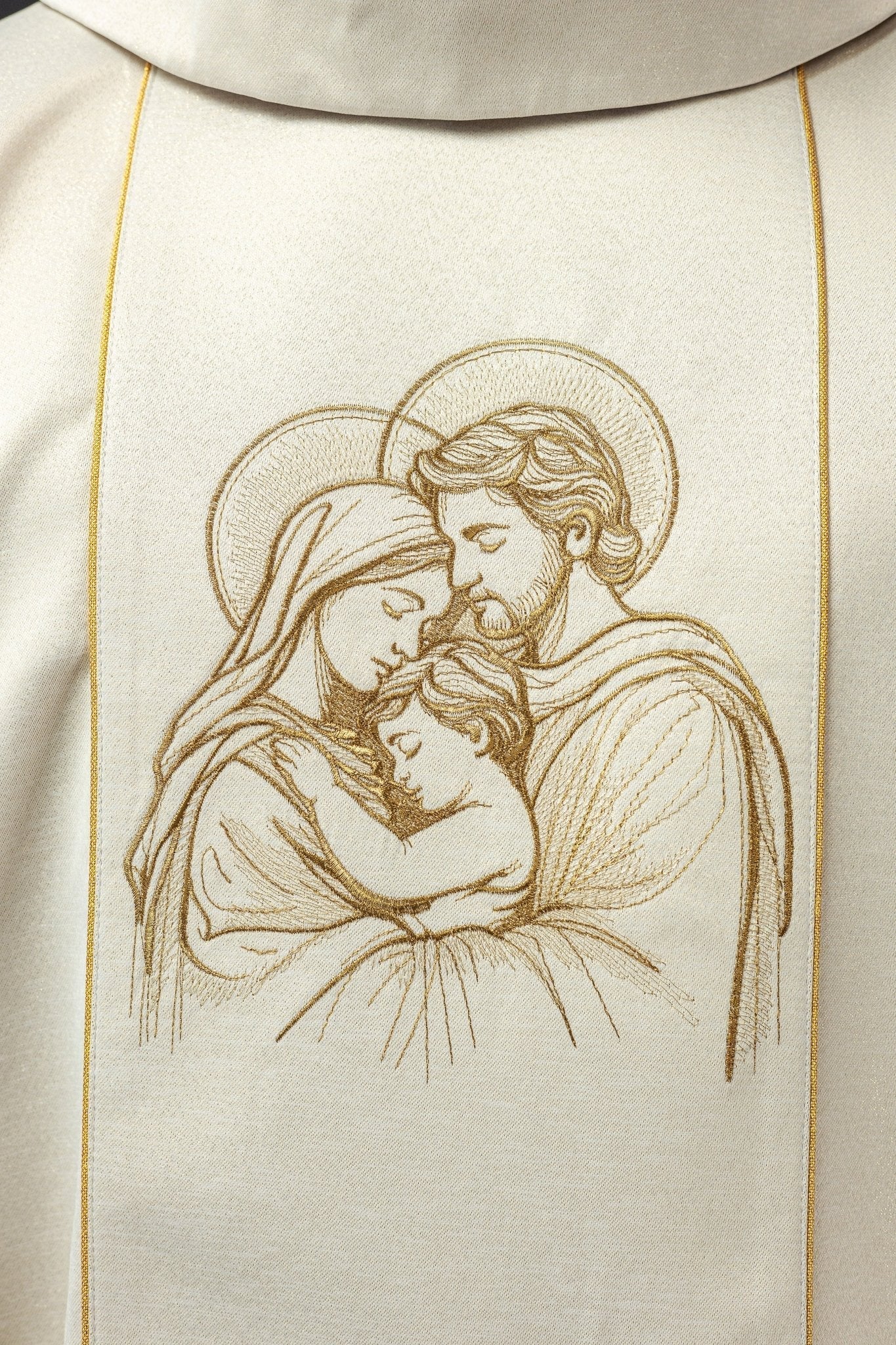 Embroidered chasuble for Christmas with an image of the Holy Family - Image 3