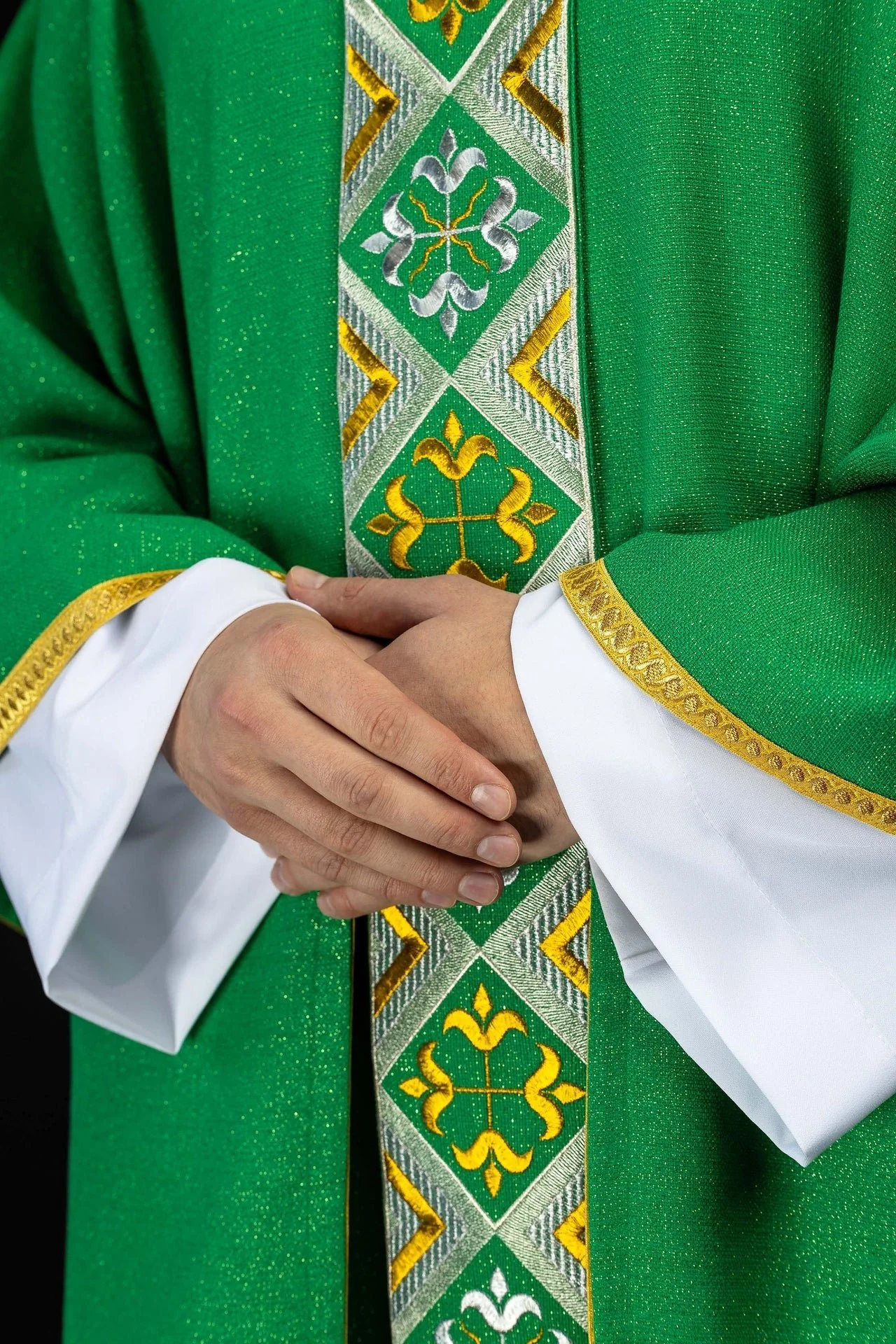 Embroidered chasuble panel included with the green chasuble set - Image 4